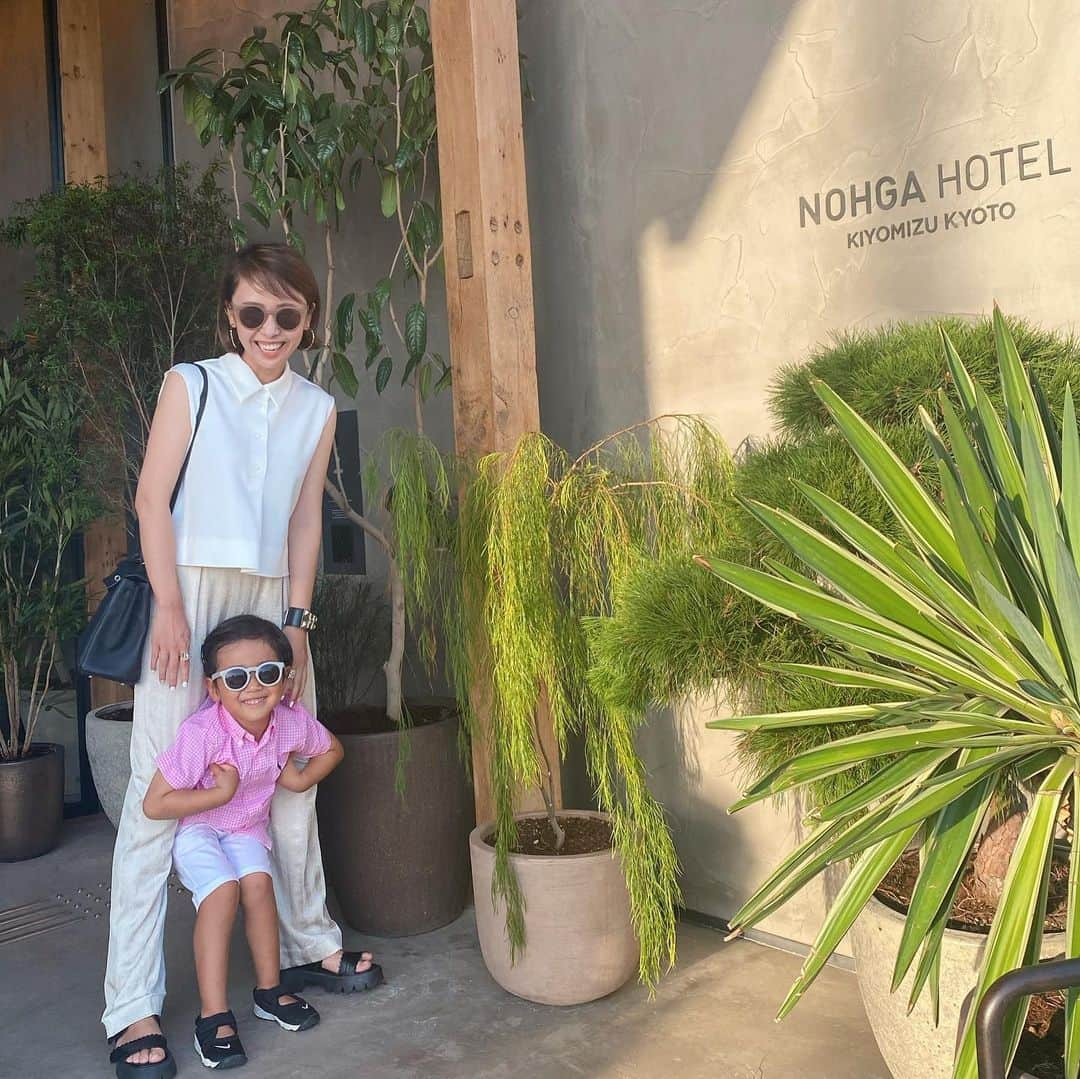 松本亜希さんのインスタグラム写真 - (松本亜希Instagram)「・ @nohgahotel.kiyomizu のエントランスめちゃオシャレでパチリ📷 珍しく👦🏽も写ってくれた♡ おちょけミニロン♬ 2枚目はえらいかっこつけるやんw  👱🏻 tops&pants: @stunninglure  bag: @hermes  shoes: #akiron_donoban  pierce: @hiand @aurajewelry_official   👦🏽 tops: @ralphlauren  bottom: @sansakae_petit  shoes: @nike   _________________________________ #ootd #coordinate #コーディネート #newin #親子コーデ #3歳10ヶ月  #outfit #fashion #ファッション　 #コーデ #ママコーデ#男の子ママ #アキロンミニロン」8月20日 10時02分 - m_akiron