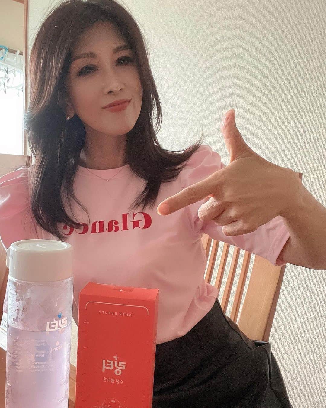Naoko（なおこ）さんのインスタグラム写真 - (Naoko（なおこ）Instagram)「女子が 大好きな コラーゲン🫥🫡  今日は 携帯スティックで お水に混ぜるだけの  「LING TEA 水分コラーゲン」を ご紹介します。  リンティーの水分補給ノウハウを詰め込んだ飲むコラーゲン♡ 1包を冷たい水500mlに入れて摂取するだけの簡単 インナーケア  たるみ予防に コラーゲンは必須。 女性ならみんな 知ってるけど なかなか摂れない。  携帯スティックもっておくと気付いたときに サラサラと お水に溶かして 摂取できて安心。  1000gも入ってるかんな🤭  コラーゲンの特有な 味が嫌いなんだけど これは ザクロ風味で めちゃくちゃおいちぃよ  続けられないと 意味がないのよ  コラーゲンは 錠剤よりも ドリンクが吸収率 がだんぜん高いからね。  なるべくドリンクで もれなく 恩恵をうけたい🥺  @nearndear.jp @lingtea_jp  #リンティー #水分補給 #ビタミンc #コラーゲン #Qoo10メガ割 #nearndearjp」8月20日 10時45分 - smile_naohibi