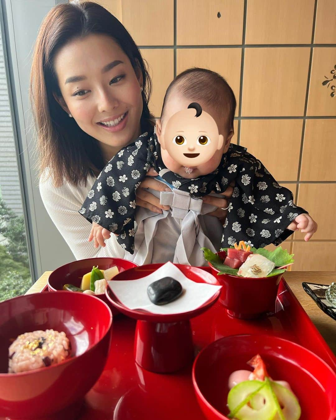 すみれさんのインスタグラム写真 - (すみれInstagram)「僕のお食い初めを先日行いました！🍱  100日たつの早いなぁ…✨  もう食べたそうですねw 🤤」8月20日 11時01分 - sumire808