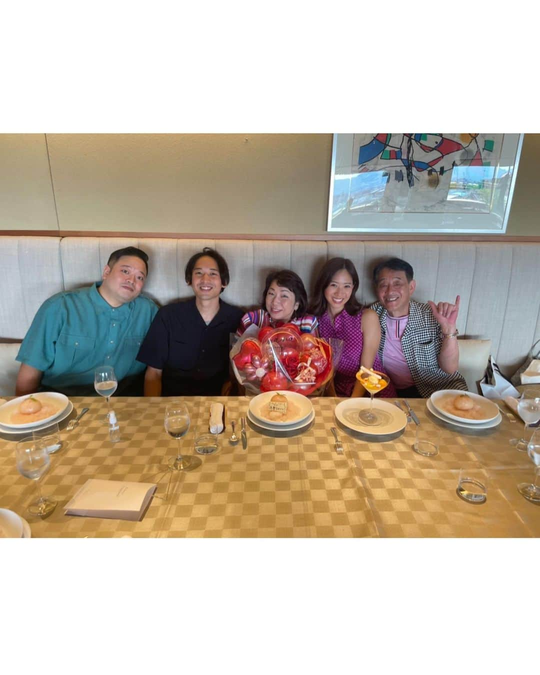 SAEKAさんのインスタグラム写真 - (SAEKAInstagram)「mama 60th birthday🌹  久しぶりにゆっくり 5人揃っての食事🤍 @hiramatsuwedding_kodaiji   私は人生で何よりも 家族 が大切で 家族がいれば 家族が幸せだったらって思考で生きてきた 全てにおいて愛するということを 教えてくれたのはママでした  そんなママと今年会社を立ち上げて 株式会社N&Sとして新しい挑戦をします @bi.wako_japan  人は何歳になってもはじめられる ビジョンは絶対にぶらさずに 愛を持って前進し続けたいと思います✨  #一番偉大な人 #mymother #一番愛ある人 #mama #happybirthday  #lovefamily」8月20日 14時05分 - saeka0220