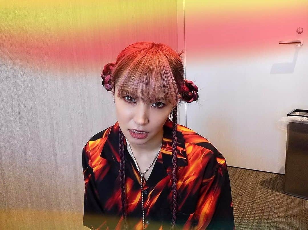 LiSAさんのインスタグラム写真 - (LiSAInstagram)「昨日の　#ミニオンズフィーバー　大ヒット記念　#ミニオンズシアター　大阪　TOHOなんばでの舞台挨拶の模様をたくさんお届けいただいて、私のTLが　#ミニオン　でいっぱい🤤🍌 支配人ジャケット脱いで移動中マスクしてたらガラ悪かったので、一旦挟んでおきます🛵こんな季節バイクで山とか川沿いとか海岸とか道走るの最高だろうなぁ〜 #バイクの免許持ってないけど　 #後ろの席専門 #マイキーお誕生日おめでとう #岐阜リベンジャーズ」8月20日 14時09分 - xlisa_olivex