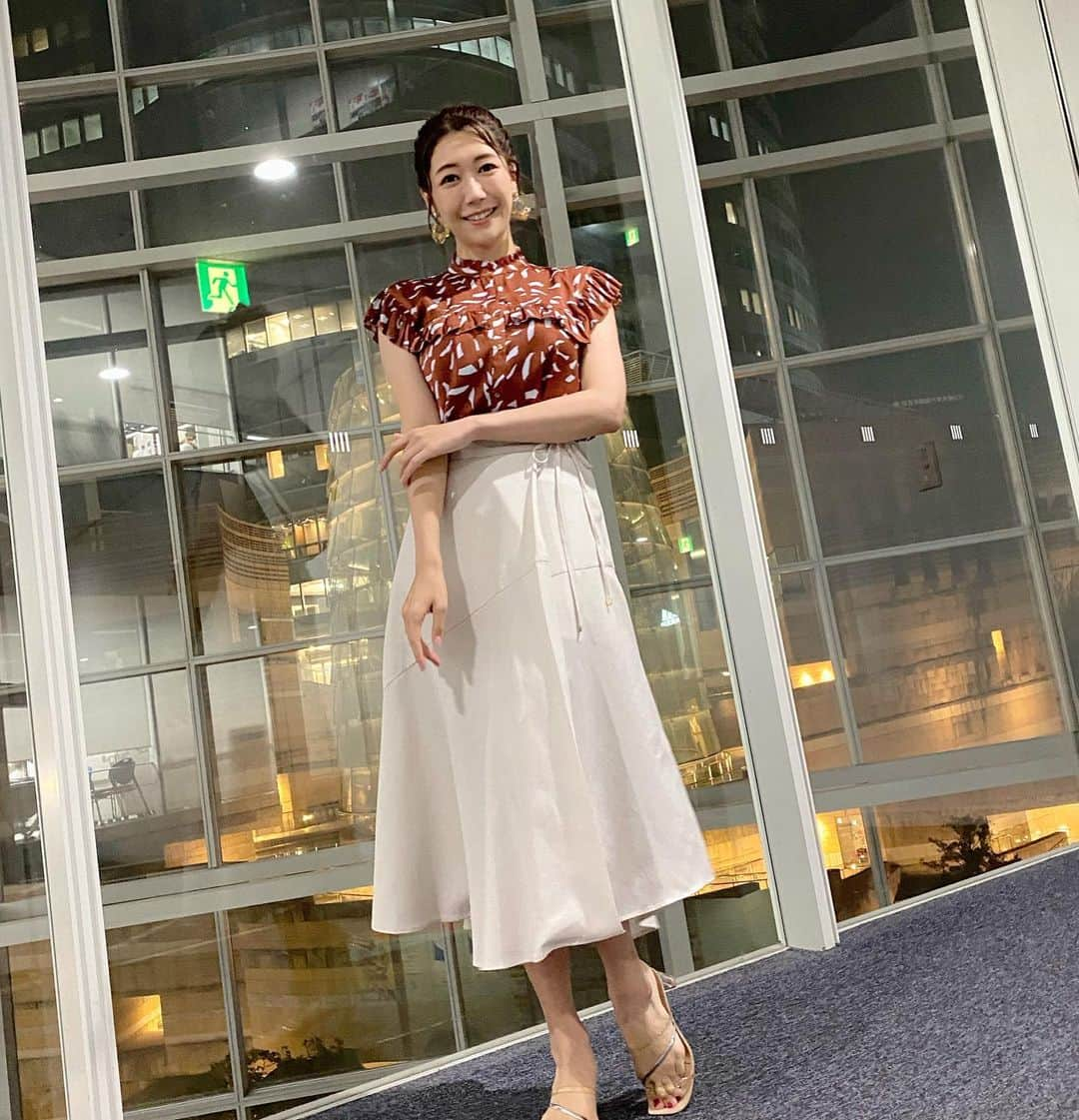 穂川果音さんのインスタグラム写真 - (穂川果音Instagram)「金曜アベプラ衣装👗  明日も西日本〜東日本は一旦雨が止んでも変わりやすい空模様。雨具があると安心ですよー！ 北日本と沖縄は晴れ☀️  来週以降も、沖縄〜西日本中心に気温の高い日が続くと予想されてます！ 熱中症対策しっかりとお願いします✨  #アベプラ　#気象予報士　#明日コレ着よコーデ　　#ほかのん #fashion #cordinate  　#ファッション #雨の日コーデ　#真夏日コーデ 　#fashion #cordinate #weatherreport #お天気コーデ 　　#8月コーデ　#衣装 　#アナウンサーコーデ　　#夏コーデ　#ブラウスコーデ　#スカートコーデ  　#夏色コーデ　#お天気キャスター　 #weatherforecast #お天気お姉さんコーデ 　#170センチコーデ」8月20日 16時07分 - hokawakanonn