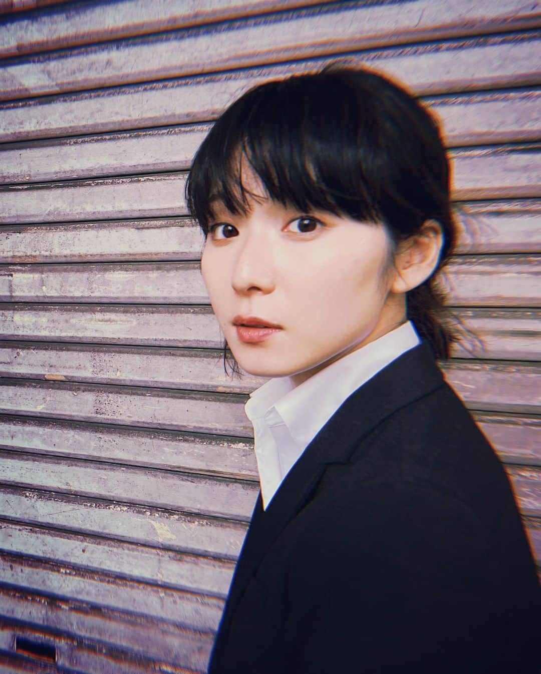 松岡茉優さんのインスタグラム写真 - (松岡茉優Instagram)「こんにちは😊.  本日は 「初恋の悪魔」第6話 日本テレビ系にて22時から放送です。  #満島ひかり　さん 実は子役の時にご一緒させていただいたことがあって、 それを覚えててくださりました。 嬉しかった。  そして 心の底にある核を握ってくださった。 比喩表現に間違いありませんが このままの時間でした。 眩しかった。  今日の写真は 手前から蛇ちゃん、 次が悠日と虎ちゃんです。」8月20日 16時19分 - mayu_matsuoka_koushiki