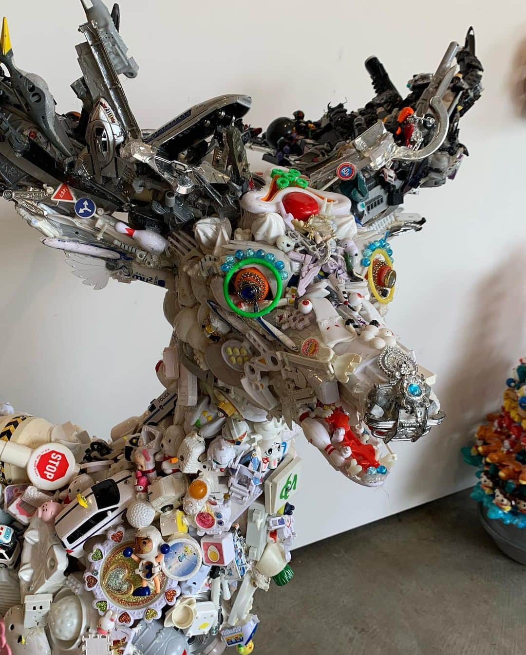 美川愛実さんのインスタグラム写真 - (美川愛実Instagram)「プラスチックのおもちゃでできた藤浩志さんの作品展🦖  プラスチックを通して、アイデアの面白さに触れ、素材のユニークさに気付き、環境についても考えてみたり。  鹿児島出身の美術家藤さん。 プラモデルが好きだったんだよね〜と時折少年のような笑顔を見せながら話してくださいました。  zenzaiマージナルギャラリーで開催中です！ @zenzaimarginalgallery  @maruyagardens」8月20日 16時56分 - aimi.mikawa