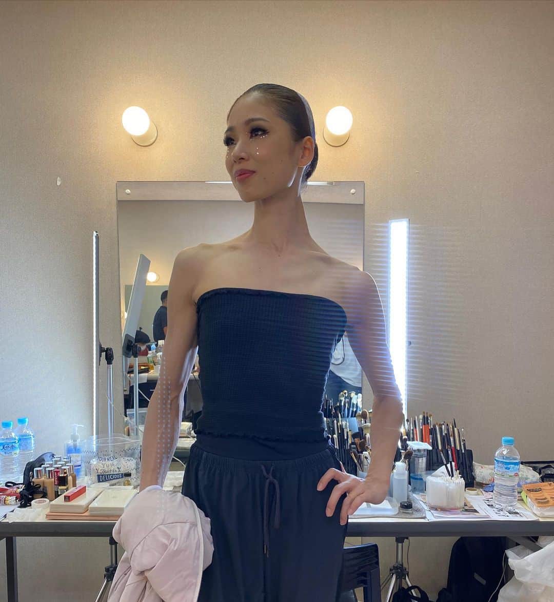 中村祥子さんのインスタグラム写真 - (中村祥子Instagram)「@balletthenewclassic   舞台が始まったら バタバタであまりみんなと 写真を撮れなかったのが残念。  ヘア•メイクは @yuka_washizu さん @kenshinasano さんと スタッフの方々が毎回ダンサー皆のヘアメイクをやって下さり素敵なアイデアが盛りだくさんでした✨✨✨  衣装デザインの @chikakisada さんは、最後の最後まで ダンサーそして全ての衣装に寄り添い調整して下さいました✨ 今までになかったデザインの 衣装で私自身にも表現すべき 新しいインスピレーションが 感じとれたりと貴重な経験をさせて頂きました✨✨✨  そして生演奏 @shino.takizawa さん @yoshitoomiya さんは 本当に素晴らしかった✨✨✨ ご一緒できて本当に 嬉しかったです‼️  そして、若きダンサー達 それぞれのもつエネルギー、 個性、そして情熱❤️‍🔥が本当に 素晴らしく、魅力的なダンサー達ばかりでした✨✨✨ 短い期間だったけれど、舞台を 共にできて刺激的であり、 楽しい時間でした☺️ ありがとう♥️  #素敵な花束 ✨✨✨ #癒される空間  #感謝です」8月20日 18時10分 - shoko_officialpage