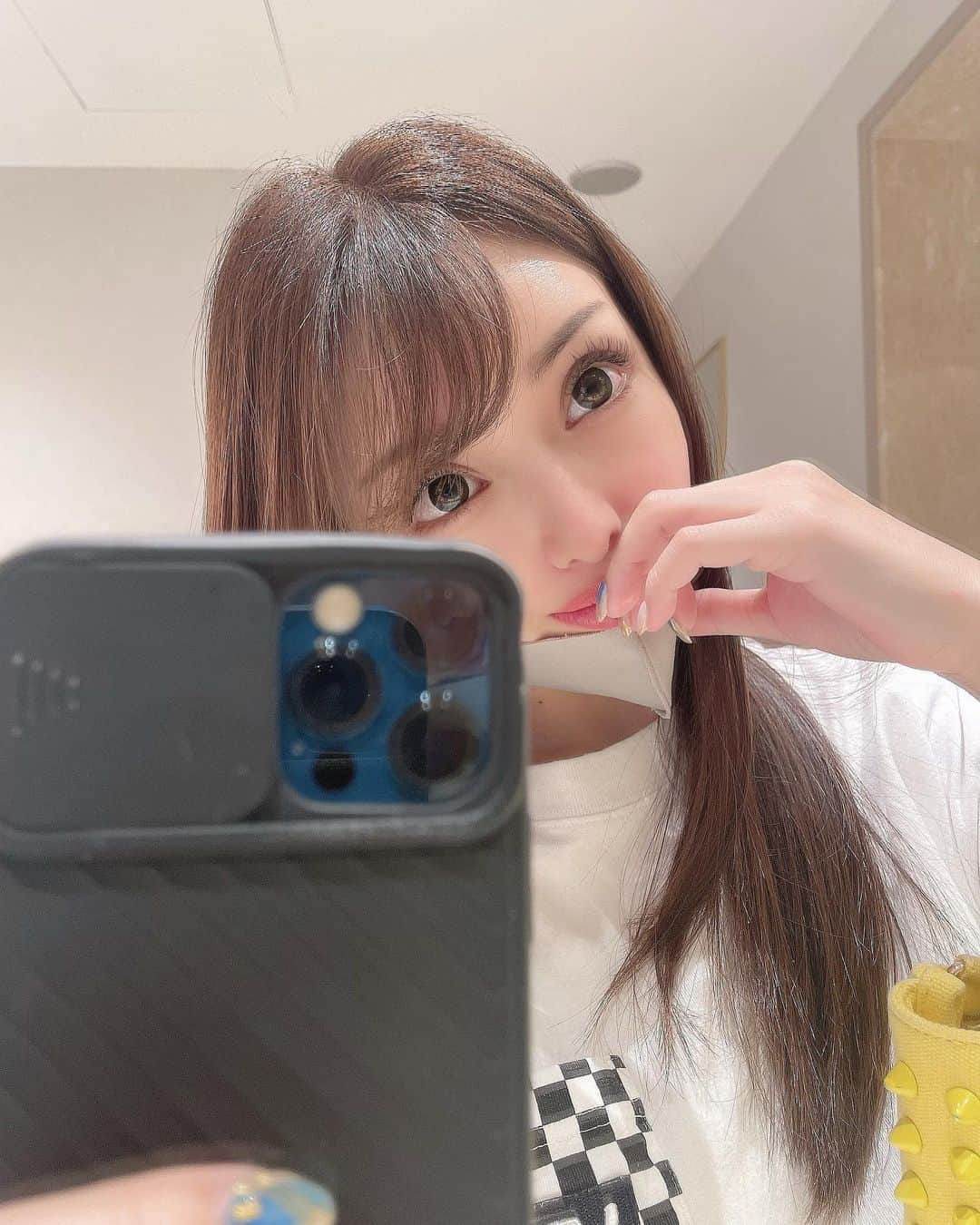 まゆさんのインスタグラム写真 - (まゆInstagram)「セリーヌのロゴ 見えてる🥳？  毎月恒例のマツエクと 最強トリートメント💡  神さんに髪の毛してもらうの ハービス店では初✨ 茶屋町店とは違う姿が見れる日🤭 @unopulir_kamisama001  マツエク担当 住本さん👀 @unopulir_eyelist   #梅田美容室 #ハービスプラザ #マツエク #艶髪 #艶髪トリートメント #ウノプリール #unopulir #トータルビューティーサロン #セリーヌロゴ」8月20日 18時30分 - mayumixx119