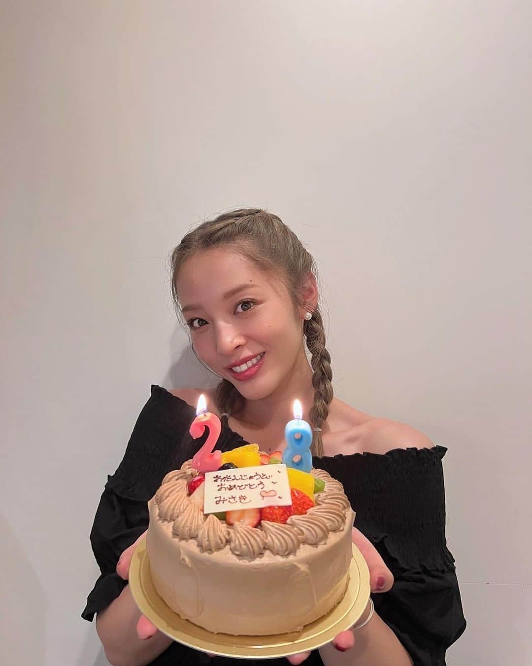 神部美咲さんのインスタグラム写真 - (神部美咲Instagram)「今日28歳になりました😋 なってしまいました😎  この歳が20代で 1番良い歳だと聞いてます🤣🤣笑  何年振りかのお誕生日ケーキ🎂  いつも応援ありがとうございます😊 マイペースで頑張ります❣️」8月20日 19時39分 - jimbu_misaki