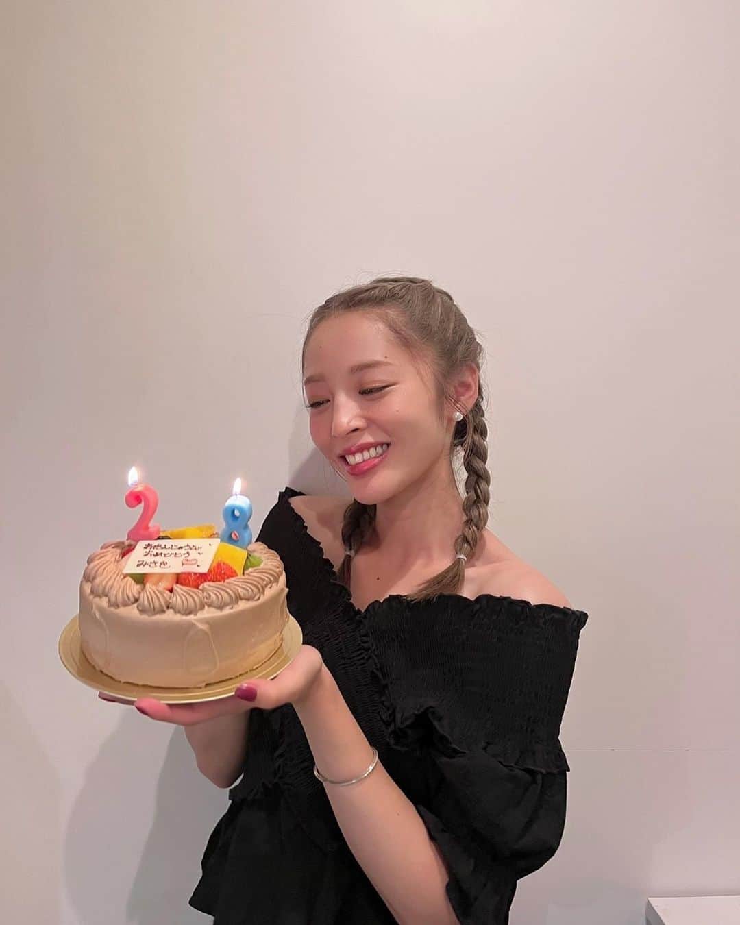 神部美咲さんのインスタグラム写真 - (神部美咲Instagram)「今日28歳になりました😋 なってしまいました😎  この歳が20代で 1番良い歳だと聞いてます🤣🤣笑  何年振りかのお誕生日ケーキ🎂  いつも応援ありがとうございます😊 マイペースで頑張ります❣️」8月20日 19時39分 - jimbu_misaki
