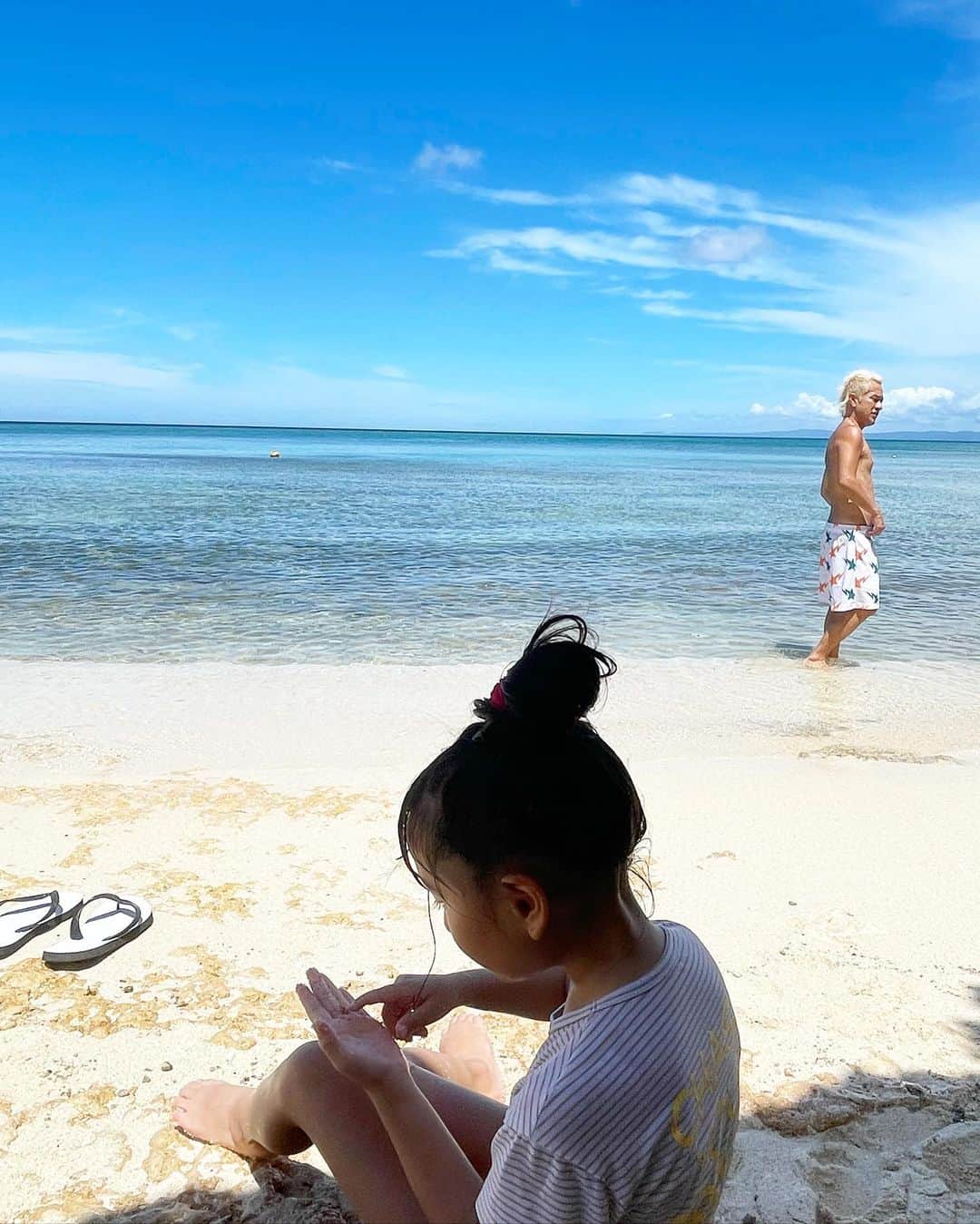 清水わかこさんのインスタグラム写真 - (清水わかこInstagram)「沖縄の北部に行って時間がある時は必ず顔を出して挨拶に行く旦那 @teruya1223 のお友達のお家🙏  お家から続くプライベートビーチはとにかく綺麗で、、この日は海を眺めて帰るつもりが綺麗すぎて、、服のまま入っちゃった😇✨  #沖縄 #海 #日夕佳の夏休み #okinawa #teruya旅」8月20日 20時11分 - wakacham_