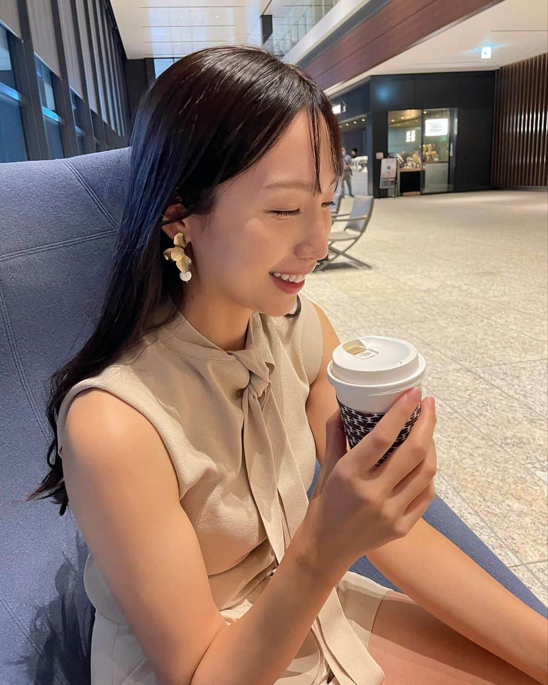 中島亜莉沙さんのインスタグラム写真 - (中島亜莉沙Instagram)「☕️🤍  大手町でふらっと立ち寄ったコーヒーショップ！ コーヒーの種類が沢山あったよ！ @horiguchicoffee   そして今日はベージュコーデに @saki_felice のピアス合わせてみた🤎 アクセントになって可愛い🫶🏻  平日の大手町は静かで落ち着いてるね😌  #ごまいめ #バリキャリの昼休憩風  #coffee  #cafe #tokyocafe #ootd #otemachi #カフェ巡り #東京カフェ巡り  #コーヒーのある暮らし  #大手町カフェ #コーヒースタンド #堀口珈琲 #バリキャリ」8月20日 20時46分 - arisan_days