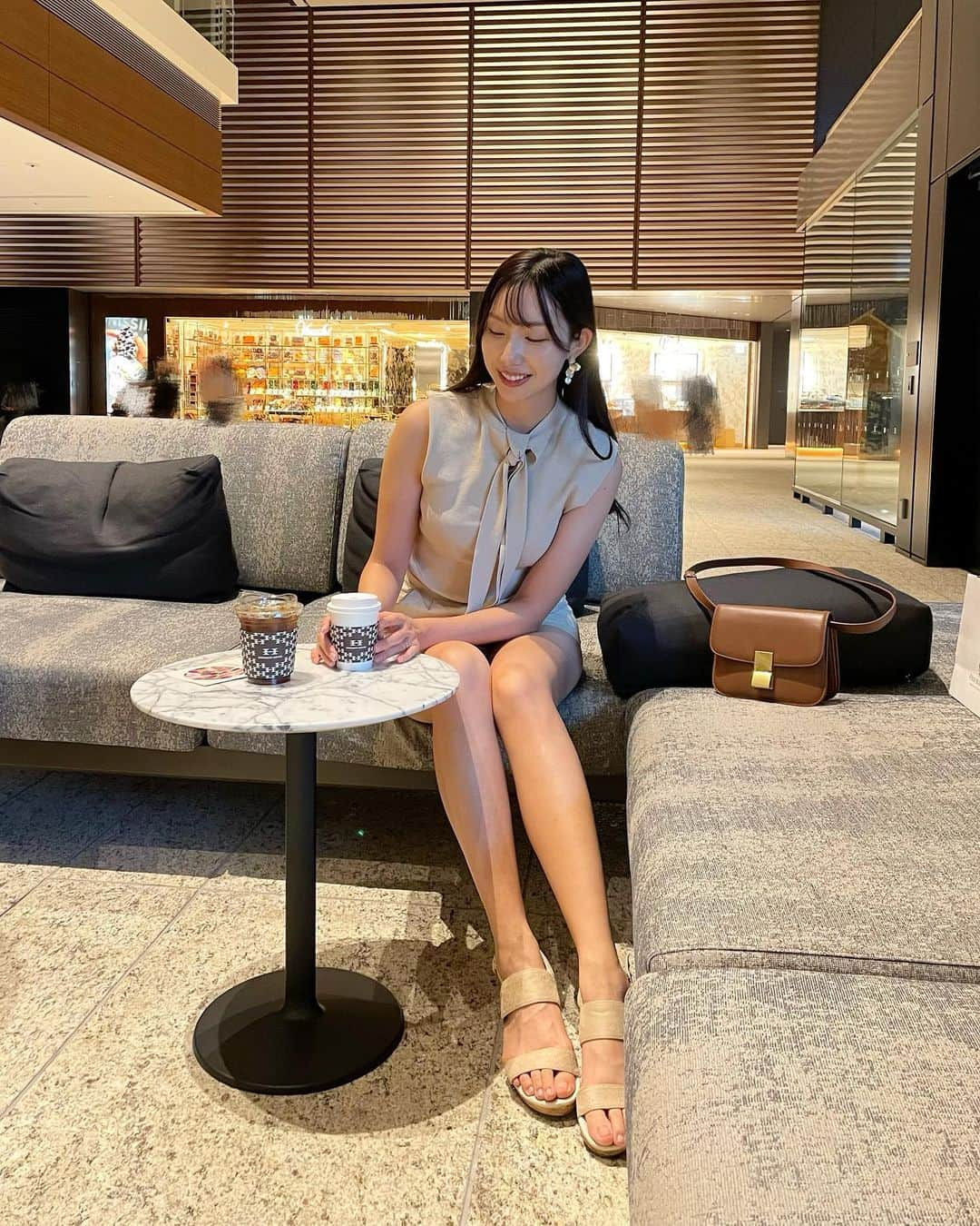 中島亜莉沙さんのインスタグラム写真 - (中島亜莉沙Instagram)「☕️🤍  大手町でふらっと立ち寄ったコーヒーショップ！ コーヒーの種類が沢山あったよ！ @horiguchicoffee   そして今日はベージュコーデに @saki_felice のピアス合わせてみた🤎 アクセントになって可愛い🫶🏻  平日の大手町は静かで落ち着いてるね😌  #ごまいめ #バリキャリの昼休憩風  #coffee  #cafe #tokyocafe #ootd #otemachi #カフェ巡り #東京カフェ巡り  #コーヒーのある暮らし  #大手町カフェ #コーヒースタンド #堀口珈琲 #バリキャリ」8月20日 20時46分 - arisan_days