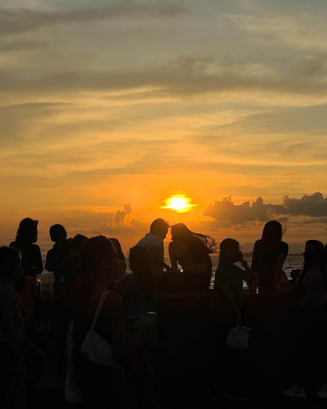 近藤あやさんのインスタグラム写真 - (近藤あやInstagram)「フィリピンの着ぐるみ…！ お顔見えてるやん！ｗｗ🤣  そんな雑なとこが愛しいw🥰🇵🇭  夕陽が美しい🥹🥹🥹 ビールが沁みる１日😋😋🍻  #manila #philippines  #フィリピン旅行 ＃マニラ #philippinestravel #sunset #smmall #moleofasia #moa #フィリピン #もっと楽しいフィリピン #sm #moaseaside #sunmigellight」8月20日 21時05分 - doraemontoaya
