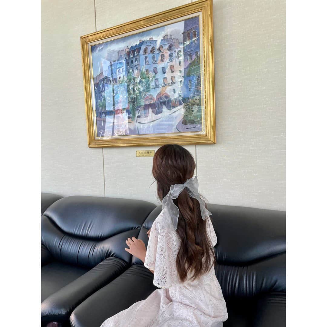 岡副麻希さんのインスタグラム写真 - (岡副麻希Instagram)「. あす放送 【#サンデーPUSHスポーツ】 （#日本テレビ　16時55分〜） ⁡ 巨人 中田翔さん特集にお邪魔してます⚾️ 偉大なる先輩！ 甲子園の映像もたっっっぷり！！ そりゃあもう大興奮でした…😫✨✨✨✨✨  ⁡ 通学証明書の裏にもらったサインは いまでも宝物です🫣✨✨ ⁡ #大阪桐蔭 #甲子園  ⁡ 衣装の雰囲気にあわせて リボンをつけてもらいました🤍 ⁡ ⁡」8月20日 21時27分 - maki_okazoe_official