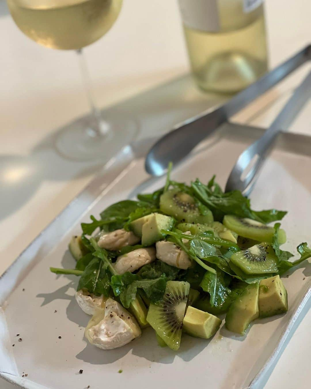 前田ゆかさんのインスタグラム写真 - (前田ゆかInstagram)「夏サラダ〜  キウイ🥝ルッコラ、カマンベールチーズのサラダ〜  オリーブオイルと燻製塩と黒胡椒を混ぜて完成❕  白ワインにピッタリ♡  #フルーツサラダシリーズ #サラダ #週末ごはん #ばんごはんきろく  #salad  #maeyukareshipi #astierdevillatte」8月20日 21時29分 - maeyuka