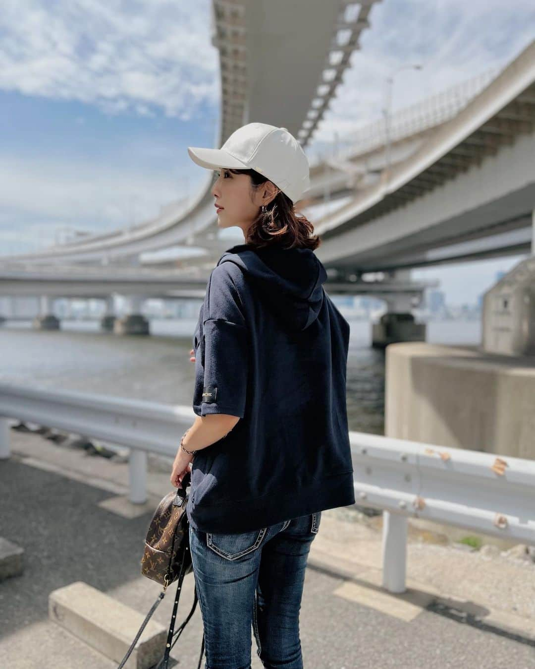 izu（出岡美咲）さんのインスタグラム写真 - (izu（出岡美咲）Instagram)「今日は、秋コスメをあれこれ調達してきました♡ 1人でお買い物をしてて、お店が並んでたり、混んでたりすると... よく途中で心が折れて帰っちゃうんですが。 今日は付き合って貰えたから、全然苦じゃなかった♡  昔は、買い物と言えば1人でささっと‼︎って感じだったんですが  最近は1人でのお買い物より 友達と、あぁじゃない？こうじゃない？って言いながらのお買い物が楽しい😌♡  皆さんも、土曜日ゆっくり出来ましたか？ 良い週末をお過ごし下さいね💕  #私服 #outfit #LTANCHE #カジュアルコーデ」8月20日 21時38分 - izu_stagram