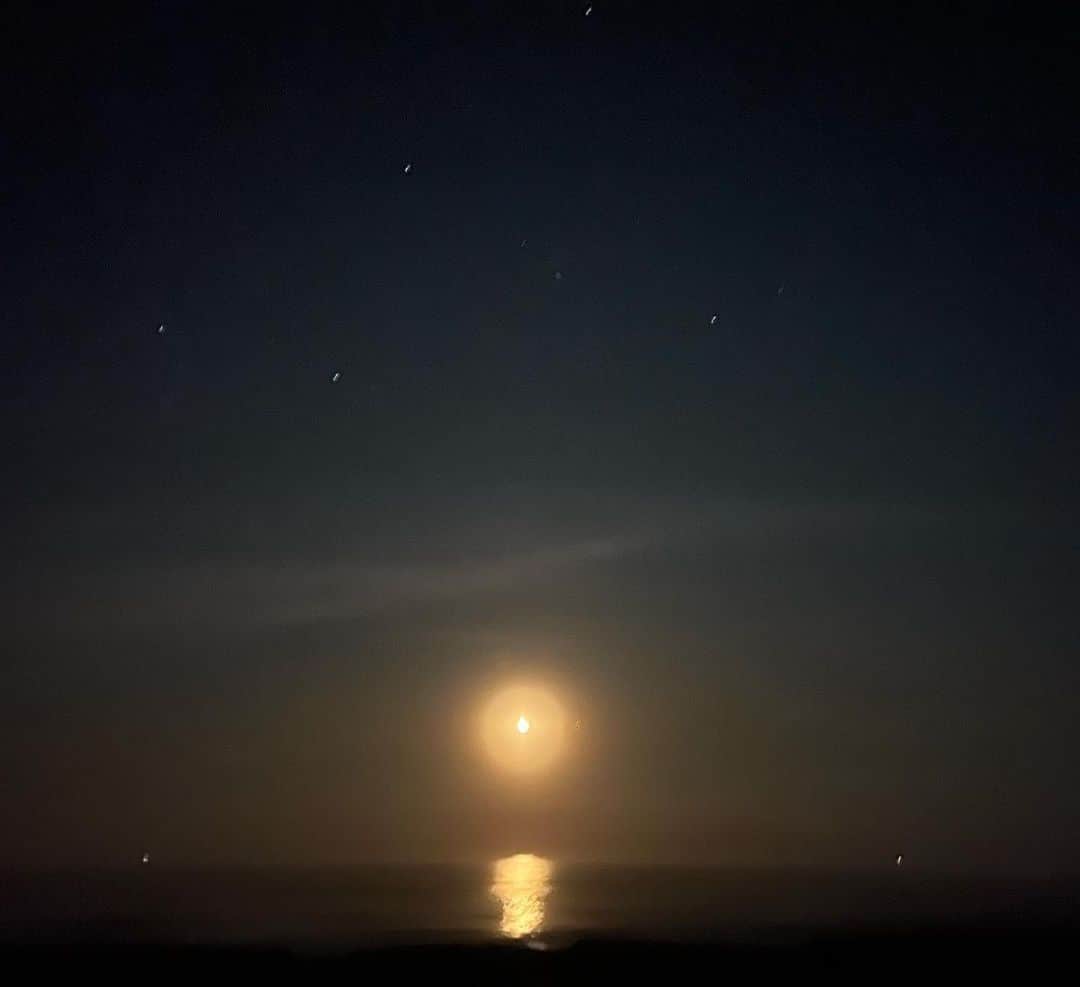 伊勢谷友介さんのインスタグラム写真 - (伊勢谷友介Instagram)「夜、浜に出ると、月が昇っていた。 空には星が出ている。 暗闇が魅せる美しさが、こんなに撮れるなんて。 むしろ自分の眼よりよく見える。 翌日の波にはメチャメチャ乗りました。疲れました。 明日もいい波かなぁ🌊 #surfview #moonrise  #starnight」8月20日 22時40分 - iseya_yusuke