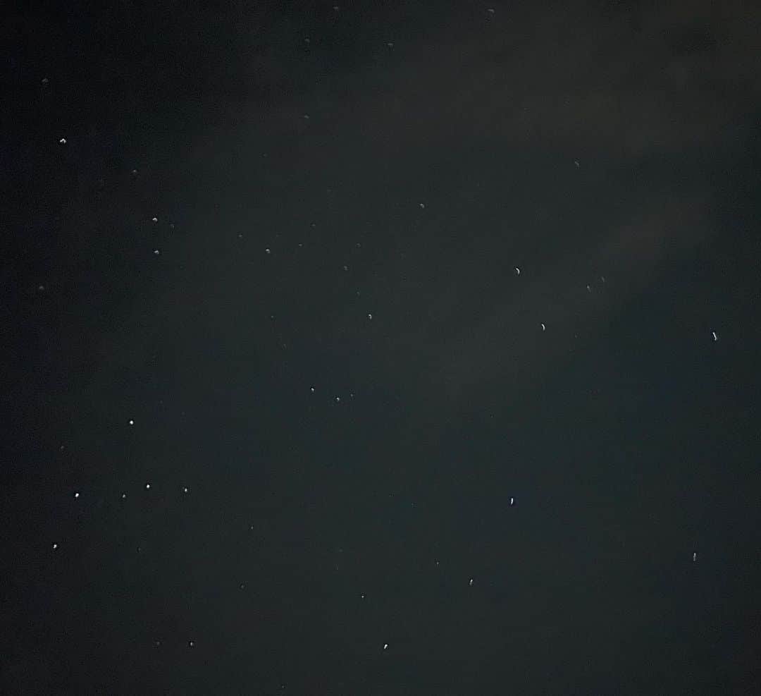 伊勢谷友介さんのインスタグラム写真 - (伊勢谷友介Instagram)「夜、浜に出ると、月が昇っていた。 空には星が出ている。 暗闇が魅せる美しさが、こんなに撮れるなんて。 むしろ自分の眼よりよく見える。 翌日の波にはメチャメチャ乗りました。疲れました。 明日もいい波かなぁ🌊 #surfview #moonrise  #starnight」8月20日 22時40分 - iseya_yusuke