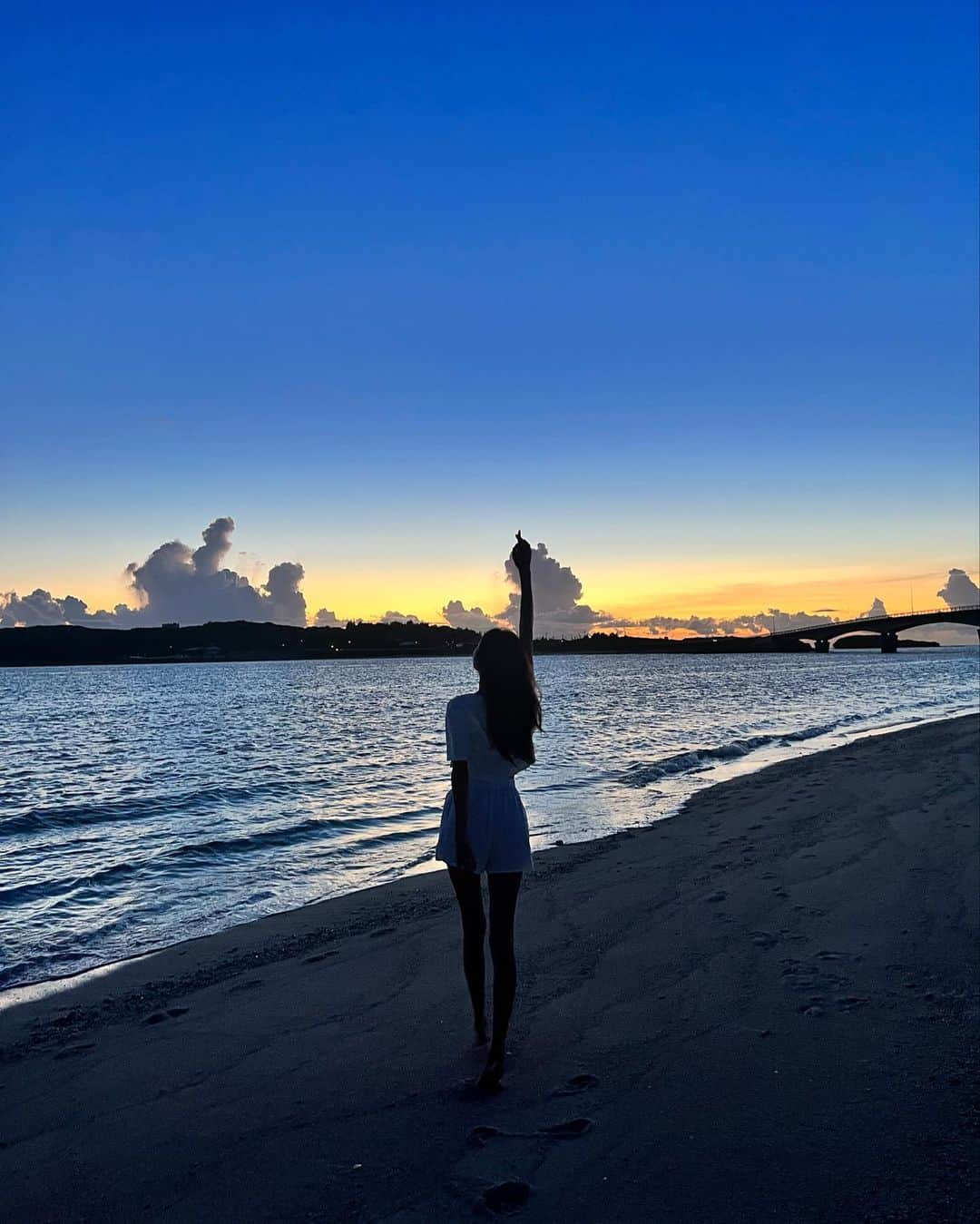 中島ケイカさんのインスタグラム写真 - (中島ケイカInstagram)「沈んだ後の空が案外好き。 海辺で見るとより好き。  シャワー浴びた後だけど ビーサン脱いだ♥️」8月20日 23時46分 - kathy_tan529