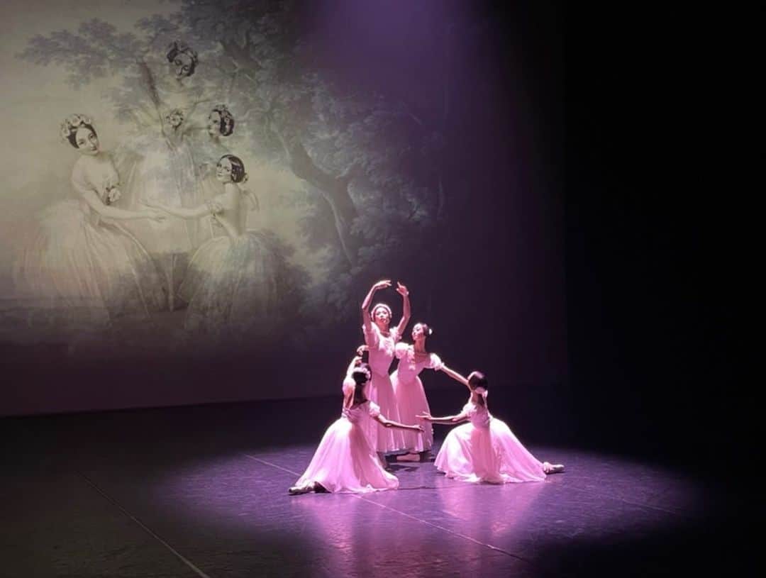 中村祥子さんのインスタグラム写真 - (中村祥子Instagram)「「NHKバレエの饗宴」 　　　 @jo_kanamori  金森穣さんに振り付けて頂いた　「andante」は、舞台上で まだ見たことのない世界が ありました… ✨✨✨ 今回、NHKバレエの饗宴のほうからお話しを頂いた際、作品を決める期間、ずっと心の中で思い続けていたのが金森穣さんで、穣さんの作り出す世界に触れてみたい！穣さんの振り付けに挑戦してみたい！…と私の中で気持ちがどんどん溢れていて… でも私なんかがお願いしてもよいのだろうか…という不安と緊張を持ちながらご連絡させて頂いたところ、よい返事を 頂くことができ🥺🙏✨ NHKさんからも是非！というお言葉を頂けて、パートナーの　@yasuoatsuji くんと踊ることができました✨✨✨ 本当に夢が叶った思いでした☺️  お忙しい中、穣さん、 @sawakoiseki 佐和子さんは私達のために時間を作って下さり、とても短い期間でのリハーサルでしたが、いつの間にかに物語りが生まれていて、2人の生きた人生が作り出され、最後には 2人の世界を生きてほしい。と素敵な言葉をかけて下さって🥺穣さんの作り出すものも、ひとつひとつの言葉も本当に心に響くものばかりで、出会いにそして貴重な経験に感謝しかないです。 そして穣さん、佐和子さんお二人のお人柄とあたたかさ、素敵な空気感に見惚れてながらご一緒させて頂いてました♥️ 穣さんワールドに少しでも 近づけるよう、そして成長した「andante」をまた皆さまに観て頂けるよう大事に この作品を踊り続けたいと 思います☺️ 本当に貴重な経験をさせて　頂けて感謝です🙏✨🙏 幸せでした♥️ ありがとうございました✨ 康雄くん、一緒に穣さんの作品に挑戦し、作り上げてくれて本当にありがとう✨🙏✨また是非踊りましょう😊  そして「パドカトル」では ベルリンでパートナーとして踊っていた　@mikhailkaniskin と久しぶりの再会で、彼にリハーサルを見てもらうことに、なんだか不思議な感覚でしたが昔を懐かしく思い出しました☺️こちらも短いリハーサル期間でしたが、 @mikimizu11 ちゃん @madohiko ちゃん @may__nagahisa ちゃんという魅力あるダンサー達が素晴らしく✨✨ 共にひとつの作品を踊ることができ、一緒に時間を過ごすことができ、本当に楽しいひとときであり、若きダンサー達からいい刺激をたくさんもらいました✨✨✨ それぞれのもつ情熱や意識が本当に素晴らしく、更なる活躍がとっても楽しみな皆さんでした✨✨✨ また一緒に踊れたらいいな☺️  今回は　@kosuke_apollon くんが私達ダンサーを近くで、サポートしてくれてリハーサルでもたくさんのいいアドバイスをしてくれました。いつでもダンサーに寄り添い、いいものへと導いてくれる康介くん✨本当に感謝✨ありがとう🙏✨  他にも素晴らしいダンサーの方々が出演されていて 実際にきちんと観ることが 出来なかったので9/18日、午後9時からEテレでの放送を楽しみに見たいと思います‼️是非、皆さまもご覧下さい✨☺️  とっても難しいVariations for fourを踊った 男性ダンサーの方々 @yasuoatsuji  @ken_3684  @chiharukiyotaki  @mi2wo3   そして、平山素子さんが 振り付けられ小尻健太くんの @kojirikenta  「牧神の午後への前奏曲」前からちゃんと見たかった😆 とっても楽しみ✨✨✨  NHKバレエの饗宴に関わって下さった皆さま、 ご来場下さった皆さま 本当にありがとうございました✨✨✨🤍  今回ダンサー達にオススメした @doctorair_official さんの小型マッサージガン 海外ダンサー達、早速買って持って帰ったみたい😆👍 @mikimizu11 ちゃんは、即購入して 本番期間中に使ってた👍👍 本当にこれは軽くて、強さもあって マッサージしたい箇所にハマるから気持ちいい‼️」8月20日 23時50分 - shoko_officialpage