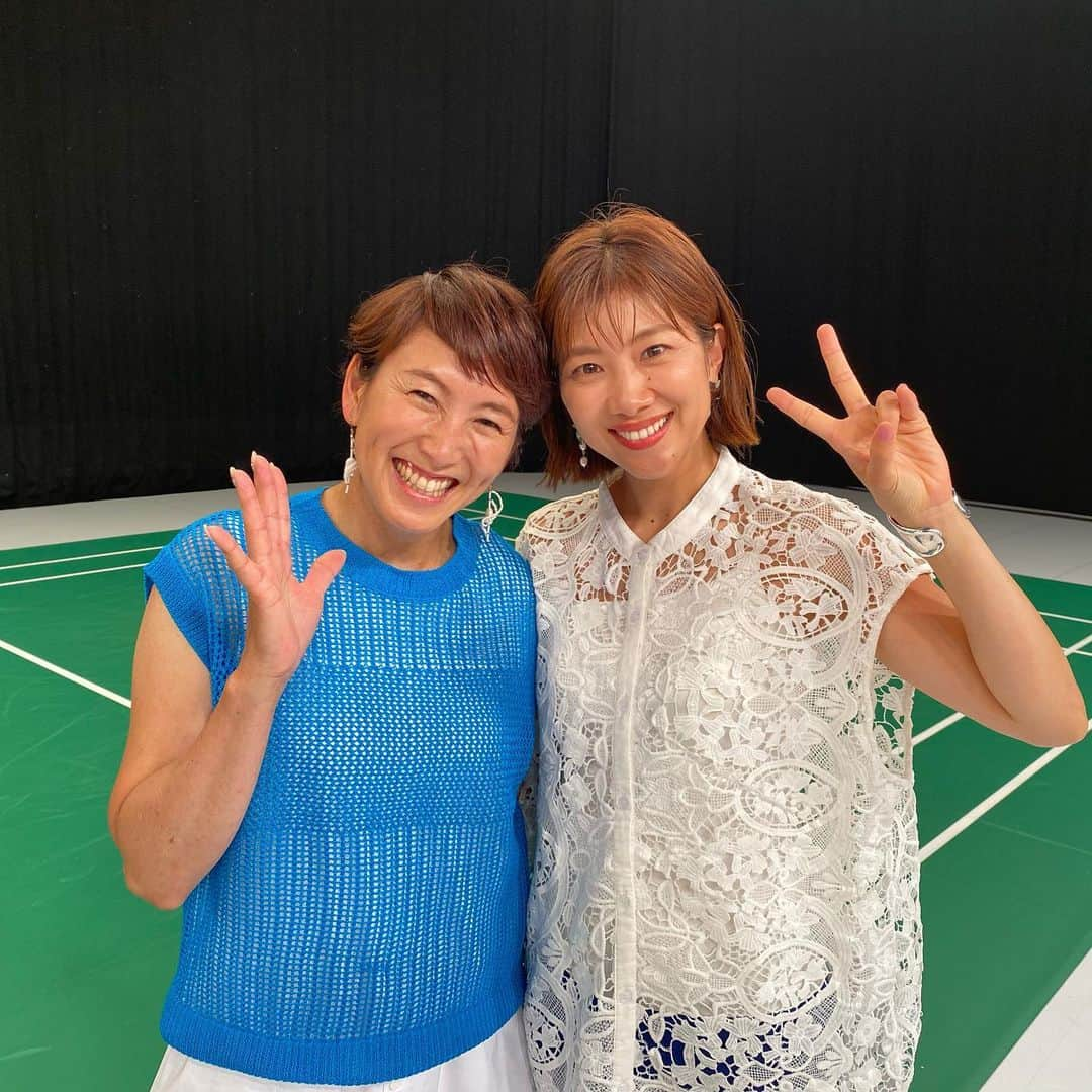 潮田玲子さんのインスタグラム写真 - (潮田玲子Instagram)「テレビ朝日日曜日深夜1時30分〜「GET SPORTS」に出演します！ 今回はラケット競技を深堀りということで、#テニス、#卓球、#バドミントン特集です！  「ラケット競技ってナンなんだ！？」　  それぞれの共通点、同じラケット競技でも異なる点を深掘りします😂🙏 私たちも興味深いことばかりでとっても面白かったです🙏😊  大好き愛さんにも会え、この数日後、杉山邸にお泊まりにも行ってきました🤣🤣☝️←どんだけ好きなんだ💕🥰😍 そんな愛さんはテニス女子日本代表監督に就任されたということでカッコ良すぎる〜💓 ますますのご活躍応援してます🙋‍♀️‼️‼️‼️  世界バドミントンも開幕まであと２日〜🏸  応援よろしくお願いします🙏   #ゲットスポーツ #getsports  #テレビ朝日 #南原清隆さん #杉山愛さん #小椋久美子さん #水谷隼さん」8月21日 0時52分 - reikoshiota_official