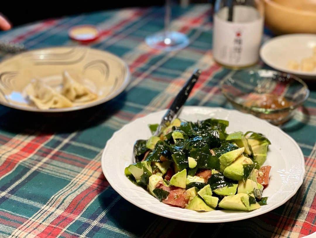 三浦瑠麗さんのインスタグラム写真 - (三浦瑠麗Instagram)「きょうの晩ごはんは、前菜がいぶりがっことクリームチーズ、マッシュルームのサラダ、フムス、いちじくのコンポート、タコのカルパッチョ。 茹で鶏、スープ、とつづいて、メインは黒豚餃子とアヒポキ。 黒豚餃子は酢醤油でも、トリュフ塩でも。」8月21日 2時59分 - lullymiura