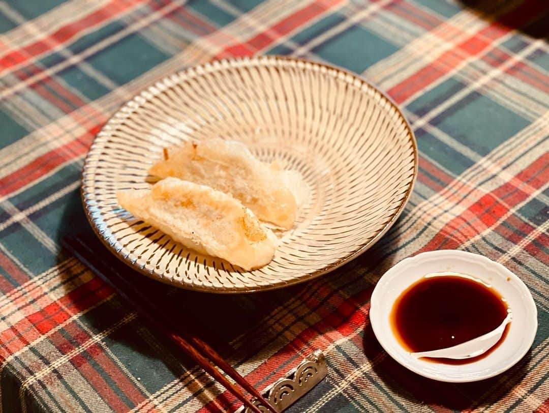 三浦瑠麗さんのインスタグラム写真 - (三浦瑠麗Instagram)「きょうの晩ごはんは、前菜がいぶりがっことクリームチーズ、マッシュルームのサラダ、フムス、いちじくのコンポート、タコのカルパッチョ。 茹で鶏、スープ、とつづいて、メインは黒豚餃子とアヒポキ。 黒豚餃子は酢醤油でも、トリュフ塩でも。」8月21日 2時59分 - lullymiura