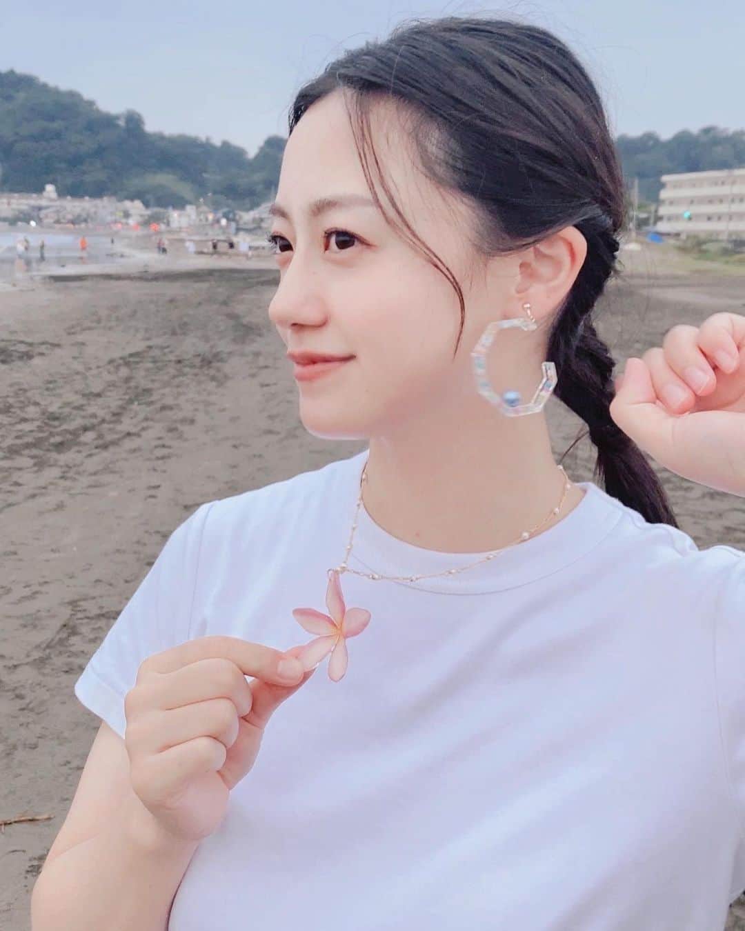 小林麗菜さんのインスタグラム写真 - (小林麗菜Instagram)「・ ・ 昨日の放送でご紹介させていただいた ハワイのカイルアにある素敵なお店🌈  ジュエリーブランド @leinaia   オーナーでデザイナーのマキさんが手がけるアクセサリーが本当に素敵なんです！  実は昨日のスタジオでも付けていました🌺☺️  ネックレスの方は、 朝1番に木から落ちているお花を拾い、時間をかけ丁寧に綺麗にしてから生花をネックレスにしているそうです！ すごくないですか！？ 本物のお花。 もちろんこの色も着色料不使用！ ハワイをずっと身につけていられるってなんて素敵なんだろう…  そしてこの可愛いデザインのイヤリングは、なんと海洋プラスチックからできているんです！ 驚き… ここ数年のパンデミックにより観光がストップした影響で、ハワイの海は綺麗になり魚やウミガメが戻ってきたそうです。 私も肌で感じました。  ただその一方で、海洋プラスチックのゴミが毎日海に流れ着くことは変わらなかったそうです。 バケツ何杯分も…  マキさんはビーチクリーンの活動から このプラスチックを再利用できないかと考え、 このような素敵なジュエリーを作り出したそうです！  プラスチックをジュエリーにする際に削れて出たプラスチックも、さらに細かくして他の商品に使用されているんです！  どの商品もデザイン豊富で、美しく ハワイを感じられて本当に素敵でした🌈 気になった方は公式サイトを是非チェックしてみてください💓  マキさん、本当にありがとうございました！！  私自身、ここ数年の世界の出来事を考え、 日用品をなるべく環境にいいものに変えてきました。 でもマキさんのお話を聞いて、 まだまだやるべきことはたくさんあるなと実感しました。  今回のロケは本当に学びが多かった。 肌で感じることって大事。 全てに感謝を込めて🌿🌈  #レイナイア #leinaia #ハワイ #Hawaii #カイルア  #海洋プラスチック #sdgs」8月21日 13時53分 - reina_kobayashi