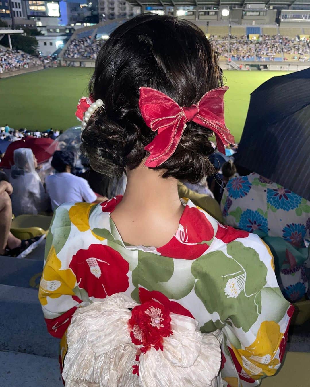 白戸ゆめのさんのインスタグラム写真 - (白戸ゆめのInstagram)「🎀 . 着付けとヘアアレンジにも注目👀 . 浴衣が椿の大柄だったので #いもうと系ひつじ女子 をテーマに笑 髪型は２つのお団子でひつじヘア、 帯もふわっふわにしてもらいました🐏💓 . 爪もお花の色に合わせて緑に💚 こういう時にしか出来ないことするの好き🙈 たくさん投稿してごめんなさい🙏 . #神宮外苑花火大会 #神宮花火大会  #浴衣 #浴衣ヘア #浴衣ヘアアレンジ  #ひつじヘア #シニョン #韓国ヘア  #着付け #帯結びアレンジ」8月21日 15時36分 - yumeno.s_