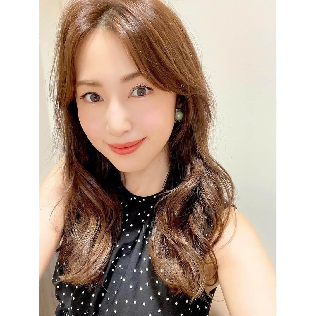 有村実樹さんのインスタグラム写真 - (有村実樹Instagram)「💇‍♀️ 産後はなかった、髪を乾かす余裕が出てきたので、徐々に伸ばしてロングヘアに戻しました😊 ⁡ ⁡ 顔まわりは動きが出やすいように短めの毛束も作ってもらっています。 ⁡ カットは @suitokyo_hairsalon の冬木さん( @shinichi.fuyuki ) ⁡ ⁡産後のうねりで後頭部が膨らむ相談をしたら、部分的なストレートパーマをお薦めされました。次回挑戦予定。  どんな感じか、また投稿しますね♪ ⁡ ⁡ ⁡ ⁡ ⁡ ⁡  #beauty #makeup  #美容 #美容好きな人と繋がりたい #コスメ #コスメ好きさんと繋がりたい #美容研究家 #植物療法士 #有村実樹 #ロングヘア #ヘアカット #表参道 #ヘアサロン #うねり #ヘアケア」8月21日 16時01分 - arimura_miki