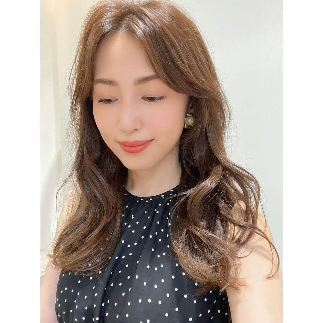 有村実樹さんのインスタグラム写真 - (有村実樹Instagram)「💇‍♀️ 産後はなかった、髪を乾かす余裕が出てきたので、徐々に伸ばしてロングヘアに戻しました😊 ⁡ ⁡ 顔まわりは動きが出やすいように短めの毛束も作ってもらっています。 ⁡ カットは @suitokyo_hairsalon の冬木さん( @shinichi.fuyuki ) ⁡ ⁡産後のうねりで後頭部が膨らむ相談をしたら、部分的なストレートパーマをお薦めされました。次回挑戦予定。  どんな感じか、また投稿しますね♪ ⁡ ⁡ ⁡ ⁡ ⁡ ⁡  #beauty #makeup  #美容 #美容好きな人と繋がりたい #コスメ #コスメ好きさんと繋がりたい #美容研究家 #植物療法士 #有村実樹 #ロングヘア #ヘアカット #表参道 #ヘアサロン #うねり #ヘアケア」8月21日 16時01分 - arimura_miki