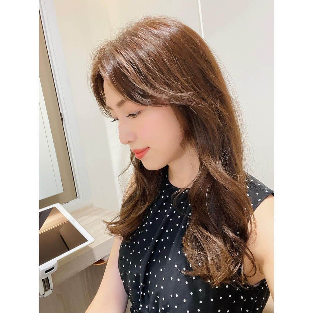 有村実樹さんのインスタグラム写真 - (有村実樹Instagram)「💇‍♀️ 産後はなかった、髪を乾かす余裕が出てきたので、徐々に伸ばしてロングヘアに戻しました😊 ⁡ ⁡ 顔まわりは動きが出やすいように短めの毛束も作ってもらっています。 ⁡ カットは @suitokyo_hairsalon の冬木さん( @shinichi.fuyuki ) ⁡ ⁡産後のうねりで後頭部が膨らむ相談をしたら、部分的なストレートパーマをお薦めされました。次回挑戦予定。  どんな感じか、また投稿しますね♪ ⁡ ⁡ ⁡ ⁡ ⁡ ⁡  #beauty #makeup  #美容 #美容好きな人と繋がりたい #コスメ #コスメ好きさんと繋がりたい #美容研究家 #植物療法士 #有村実樹 #ロングヘア #ヘアカット #表参道 #ヘアサロン #うねり #ヘアケア」8月21日 16時01分 - arimura_miki