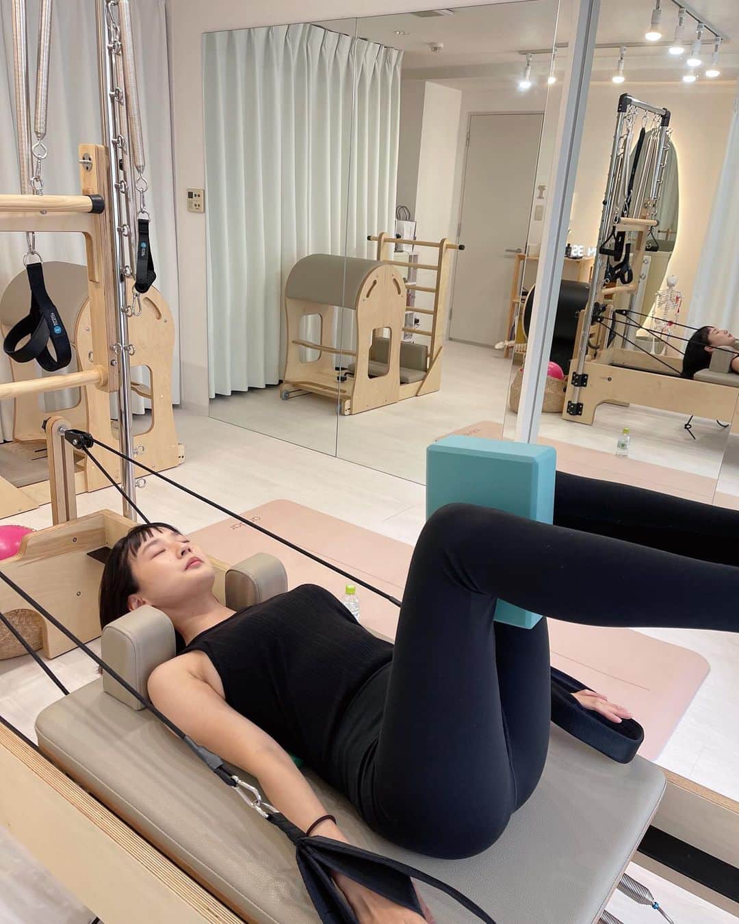 高嶋香帆さんのインスタグラム写真 - (高嶋香帆Instagram)「ピラティスへ行ってきました💁‍♀️✨  姿勢の悪さの影響で崩れたラインを正すトレーニング☺️  4枚目の写真の違いでわかるように、 立ち方で胸とおしりの上がり方がこんなに変わるとは、、👶  姿勢によってお肉のつき方も変わるそうなので、マスターしたい所存です🫡  #ピラティス #ピラティス女子 #トレーニング #トレーニングウェア #トレーニング女子」8月21日 16時04分 - kaho_takashima