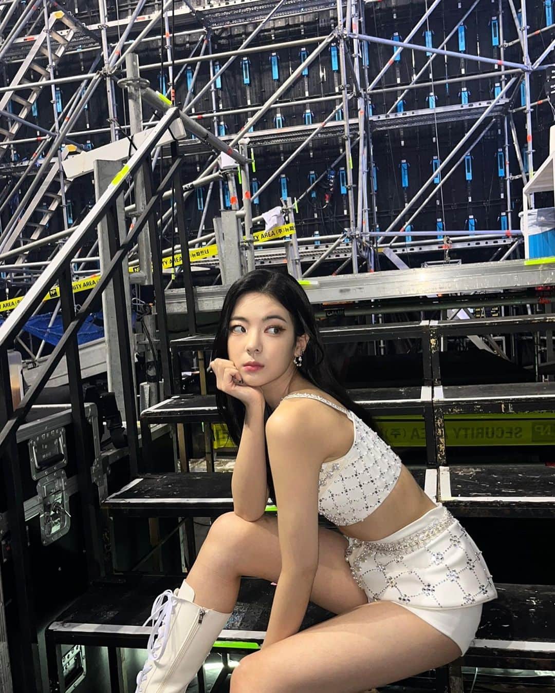 ITZYさんのインスタグラム写真 - (ITZYInstagram)「CHECKMATE in SEOUL🖤 Jacket off version」8月21日 17時14分 - itzy.all.in.us