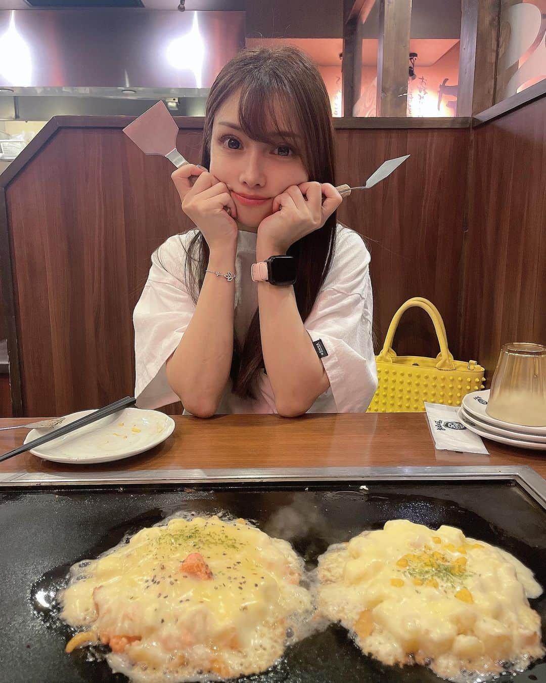 まゆさんのインスタグラム写真 - (まゆInstagram)「うな丼なのにもんじゃ？！ インスタで見てて 気になってた 『お好み焼きはここやねん』 関西に24店舗もあるお店😳 @ccynen  @kokoyanen_ibaraki   夏限定に惹かれて🤤 人生で2回目ぐらいのもんじゃ焼き。。 こんなにも美味しい？！！ もんじゃのイメージ変わった✨ 選びきれへんほど メニュー豊富で あれも食べたいこれも食べたいを我慢して 息子達にチョイス任せ🌮 デザートも〆のだししょうゆチャーハンも全部美味しかった🥳  明石焼みたいに出汁で食べるふうわり焼きもお好み焼きも 食べたかったから また次回来た時食べたい✨  #ここやねん #お好み焼きはここやねん #お好み焼き #チャーハン #チーズ #チーズ好き #チーズ好きにはたまらない #デザート #ここやねんプリン #とんぺい焼き #明太子じゃがチーズ #チーズ餃子 #おまゆグルメ」8月21日 17時23分 - mayumixx119