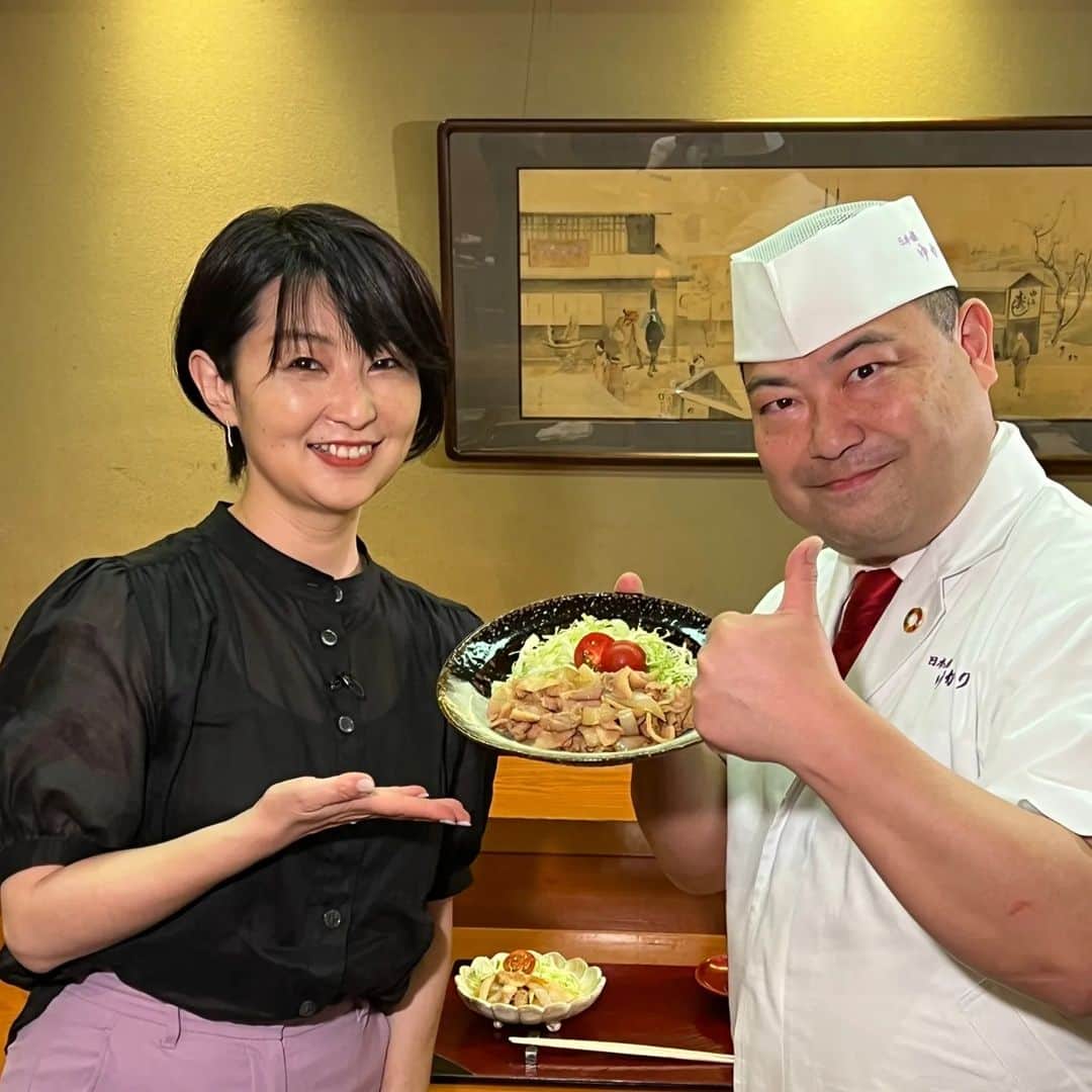 小島奈津子さんのインスタグラム写真 - (小島奈津子Instagram)「2022.8.21 #BSTBS　#噂の東京マガジン 先週8/14㈰の#やってtry は #豚の生姜焼き　でした · 豚バラ肉で作る生姜焼きなのに、 全然、全く脂っぽくない！ なぜ？なんでー？？、、、謎😁 先生のレシピは、調味料を分量通り入れて、ゆっくり火を入れれば、 ビシーっと味が決まるところ✨ いつも驚きを隠せません、ホントに。 肉と野菜、同時に火を入れても、切り方で玉ねぎもシャキシャキです。 バズりレシピだそうなので、是非作ってみて❗ 詳しい作り方は　@uwasano_bstbs · #日本橋ゆかり #野永喜三夫　先生」8月21日 17時52分 - kojimanatsuko_official