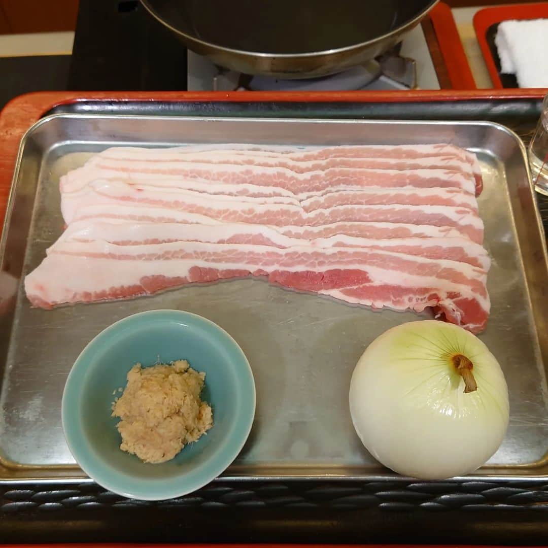 小島奈津子さんのインスタグラム写真 - (小島奈津子Instagram)「2022.8.21 #BSTBS　#噂の東京マガジン 先週8/14㈰の#やってtry は #豚の生姜焼き　でした · 豚バラ肉で作る生姜焼きなのに、 全然、全く脂っぽくない！ なぜ？なんでー？？、、、謎😁 先生のレシピは、調味料を分量通り入れて、ゆっくり火を入れれば、 ビシーっと味が決まるところ✨ いつも驚きを隠せません、ホントに。 肉と野菜、同時に火を入れても、切り方で玉ねぎもシャキシャキです。 バズりレシピだそうなので、是非作ってみて❗ 詳しい作り方は　@uwasano_bstbs · #日本橋ゆかり #野永喜三夫　先生」8月21日 17時52分 - kojimanatsuko_official