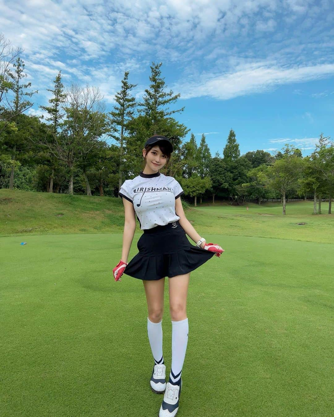 MAYUさんのインスタグラム写真 - (MAYUInstagram)「. ベスト更新🥳㊗️✨ . 🔴39.40-79（31putt） やっと70台出たよ〜〜！！🎉 . 最近はフロントやレギュラーから回ってたけど レディースのベスト出したいなと思って久しぶりに🔴から回ってみたら、、！✨ 嬉しすぎた🥳✊ . ウェアは @irishman.jp 🤍 スカートSサイズで丈が短めだったけど、インパン付きだから安心🖤 形がとってもかわいいの🥺💫 トップスはストレッチ効いてて動きやすかった〜 こちらはMサイズだよん♩ . . #ゴルフ女子#ゴルフ#ゴルフウェア#ゴルフコーデ#アイリッシュマン#丸の内倶楽部#golf#golfswing#golfstagram#golflife#golfaddict#golfclub#golfday#golfshot#golfwang#irishman#japanesegirl#高尔夫球#可爱的#高尔夫球服#训练#골프#골프스타그램#골프웨어#골프스윙#골프레슨#일본#일본어」8月21日 18時11分 - mayu.kina_golf