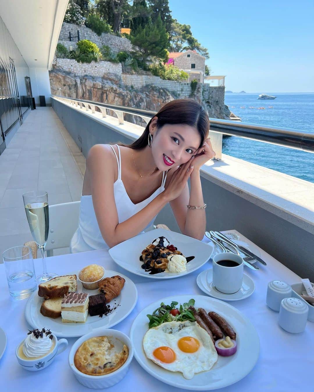 東野佑美さんのインスタグラム写真 - (東野佑美Instagram)「📍Dubrovnik, Croatia  美しい景色を観ながらの朝食が幸せです🥹🤍  狙われていたみたいだけども🥹🕊←  ただ朝は光が強すぎたのか角度によって 写真の色合いが凄いことになっていたのね🥹🙏  ⁡  #海外旅行 #ヨーロッパ周遊 #クロアチア #ドゥブロヴニク」8月21日 18時48分 - yumi.higashino