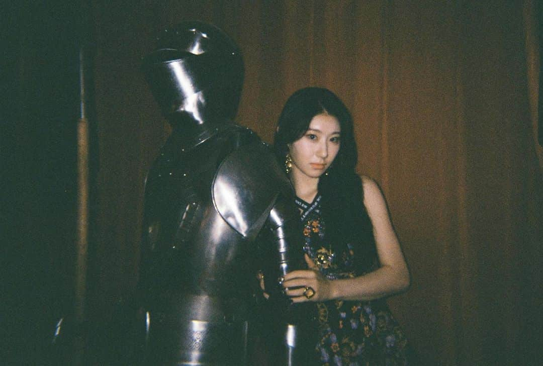 ITZYさんのインスタグラム写真 - (ITZYInstagram)「💾 ITZY <CHECKMATE> 하드털이 ┗ 📂 Film Photo  #ITZY #있지  👑 M/V https://youtu.be/Hbb5GPxXF1w ♟ALBUM https://ITZY.lnk.to/CHECKMATE  #ITZY #MIDZY #ITZY_CHECKMATE #ITZY_SNEAKERS #ITZY_DOMINO #SneakersChallenge」8月21日 19時00分 - itzy.all.in.us