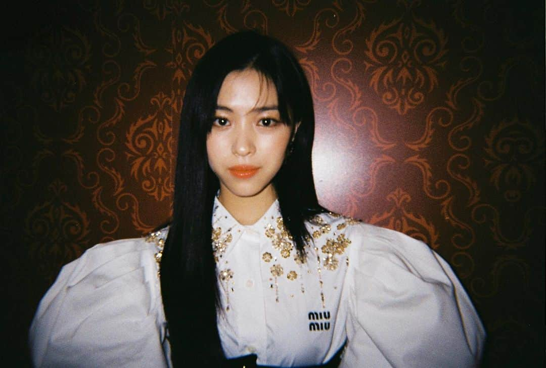 ITZYさんのインスタグラム写真 - (ITZYInstagram)「💾 ITZY <CHECKMATE> 하드털이 ┗ 📂 Film Photo  #ITZY #있지  👑 M/V https://youtu.be/Hbb5GPxXF1w ♟ALBUM https://ITZY.lnk.to/CHECKMATE  #ITZY #MIDZY #ITZY_CHECKMATE #ITZY_SNEAKERS #ITZY_DOMINO #SneakersChallenge」8月21日 19時01分 - itzy.all.in.us