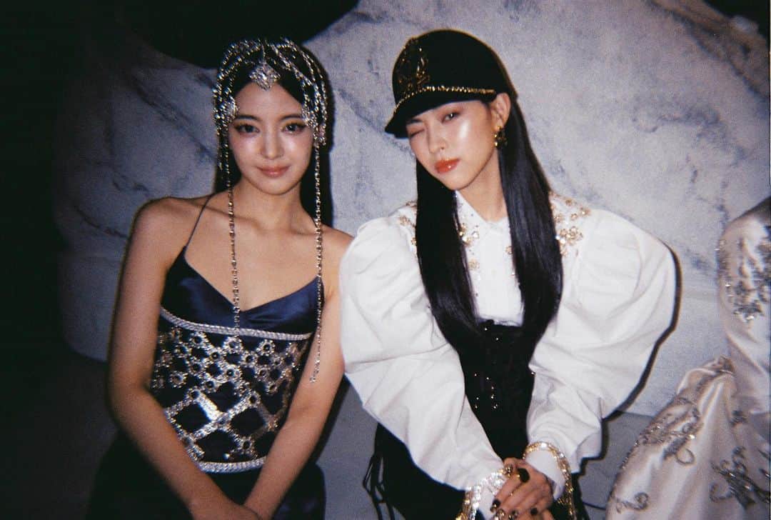 ITZYさんのインスタグラム写真 - (ITZYInstagram)「💾 ITZY <CHECKMATE> 하드털이 ┗ 📂 Film Photo  #ITZY #있지  👑 M/V https://youtu.be/Hbb5GPxXF1w ♟ALBUM https://ITZY.lnk.to/CHECKMATE  #ITZY #MIDZY #ITZY_CHECKMATE #ITZY_SNEAKERS #ITZY_DOMINO #SneakersChallenge」8月21日 19時01分 - itzy.all.in.us