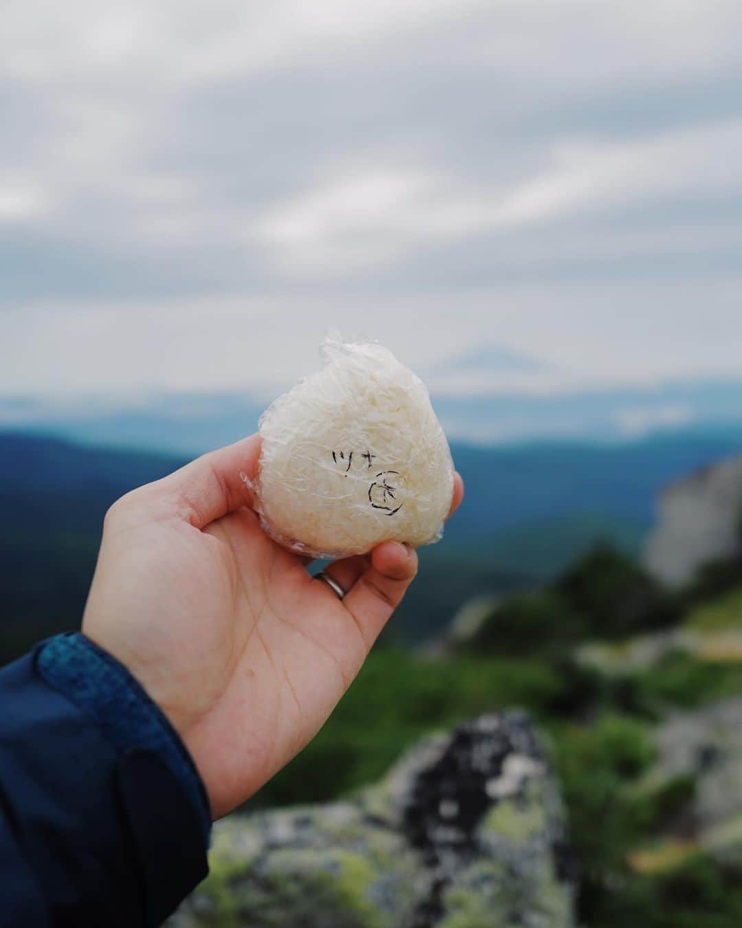 高山都さんのインスタグラム写真 - (高山都Instagram)「標高2500mの眺めの素晴らしさよ。 昨日は山梨県と長野県をまたぐ金峰山へ⛰ まだまだ登山初心者のワタシは、稜線を歩くのも初めてで、ほんとうに全てが新鮮であり冒険でした。 てっぺんの岩場で食べるおにぎりの美味しさよ🥹 夏山に登ろう！を叶えた1日でした。」8月21日 20時01分 - miyare38