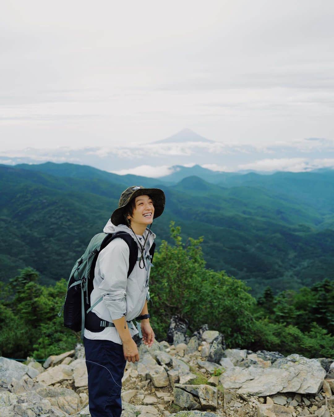高山都さんのインスタグラム写真 - (高山都Instagram)「標高2500mの眺めの素晴らしさよ。 昨日は山梨県と長野県をまたぐ金峰山へ⛰ まだまだ登山初心者のワタシは、稜線を歩くのも初めてで、ほんとうに全てが新鮮であり冒険でした。 てっぺんの岩場で食べるおにぎりの美味しさよ🥹 夏山に登ろう！を叶えた1日でした。」8月21日 20時01分 - miyare38