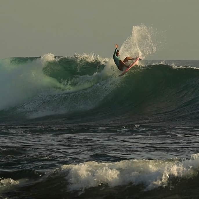 松田詩野さんのインスタグラム写真 - (松田詩野Instagram)「Sunset time🫶🏻🌆  @hlna.jp @billabongwomensjp @billabongwomens @niketokyo @whitebuffalo_rider @fcs_japan @triplecproject @seablink_official #yusurfboards #aerotech  #surf #surfing #summer #bali #indonesia #waves #beach」8月21日 20時14分 - shinomatsuda