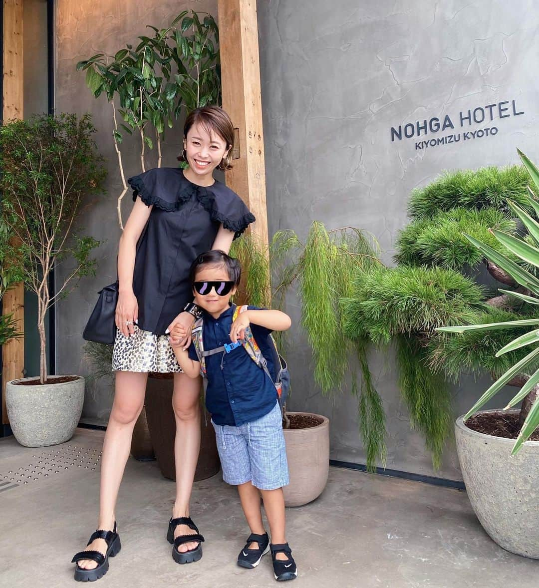 松本亜希さんのインスタグラム写真 - (松本亜希Instagram)「・ 京都で宿泊した @nohgahotel.kiyomizu  今年の4月にオープンしたので、凄く綺麗だし、とってもお洒落でした。 私たちが特に感動したのは、ホテル内にある @cicon_by_nohgahotel のお食事🍴  海外のようなお洒落な空間のオープンキッチンで作られるお料理はマジで何食べても美味しくてびっくり😳 行ったお友達にご飯めちゃ美味しかったよ！と聞いていましたが、こんな美味しいと思わなかった。  写真1枚目の生牡蠣も絶品だったし、2枚目のセビーチェ3種盛りも最高♡ あと、スタッフの皆さんの接客がまた最高だった👏 息子にも優しく接してくださったし、色んなことに気づいてくださって、本当気持ちよくお食事できました。 近くにあったら絶対通う。  子供用のご飯はありませんが、一緒に食べれるものはたくさんあります。 👦🏽は案の定食べまくっておりました。 食後もアイスを食べてご満悦。  リールでupした6階のループトップバーの雰囲気も最高だったし、すごく良かったです。 朝ごはんも同じ場所で☀️🍴 #写真5枚目から これまためちゃ美味しくて大満足。  やはり、ご飯が美味しいって最高だよね。 わたしたちの食べる量にスタッフさんも驚いてました 笑 また泊まりたい！って思ったホテルでした♡  ___________________________ #ノーガホテル清水京都 #nohgahotelkyoto #cicon#nohgahotelkiyomizukyoto #nohgahotel #京都#kyoto #京都ホテル #京都グルメ #京都ディナー #ルーフトップバー #ルーフトップバー京都」8月21日 20時39分 - m_akiron