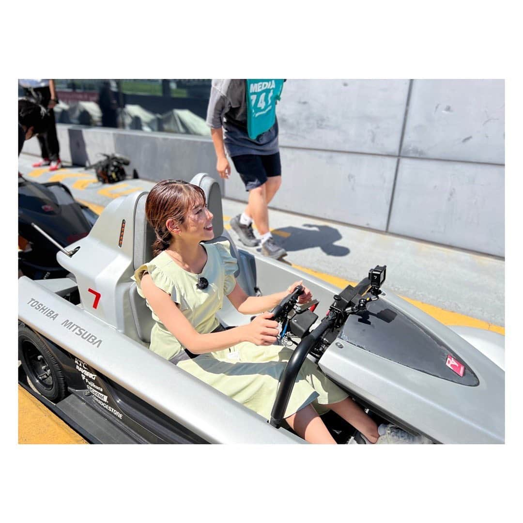 岡副麻希さんのインスタグラム写真 - (岡副麻希Instagram)「. 毎週日曜日放送中🚘 ほな行こCar （20時56分〜） ⁡ ８月は滋賀県のスイーツ、体験 そして三重県の水炊きと 女子旅ドライブして参りました❤️🌞 ⁡ ゴールの今夜は、鈴鹿サーキット🏁 本コースを走れるアトラクションがあったなんて！ 止まるかとおもった…笑 ⁡ 大大大満足のドライブ旅、 今夜もぜひご覧ください♡  ⁡衣装 #willselection  夏を存分に味わえる夏ワンピ💚  ⁡ #お気づきでしょうか #カートの写真の手前からと奥から🤳 #手前は番組スタッフ、奥はマネージャー #とにかくたくさん写真を撮ってくれる番組なんですよ✌🏽😼 #公式SNSみてね！笑 ⁡」8月21日 20時42分 - maki_okazoe_official