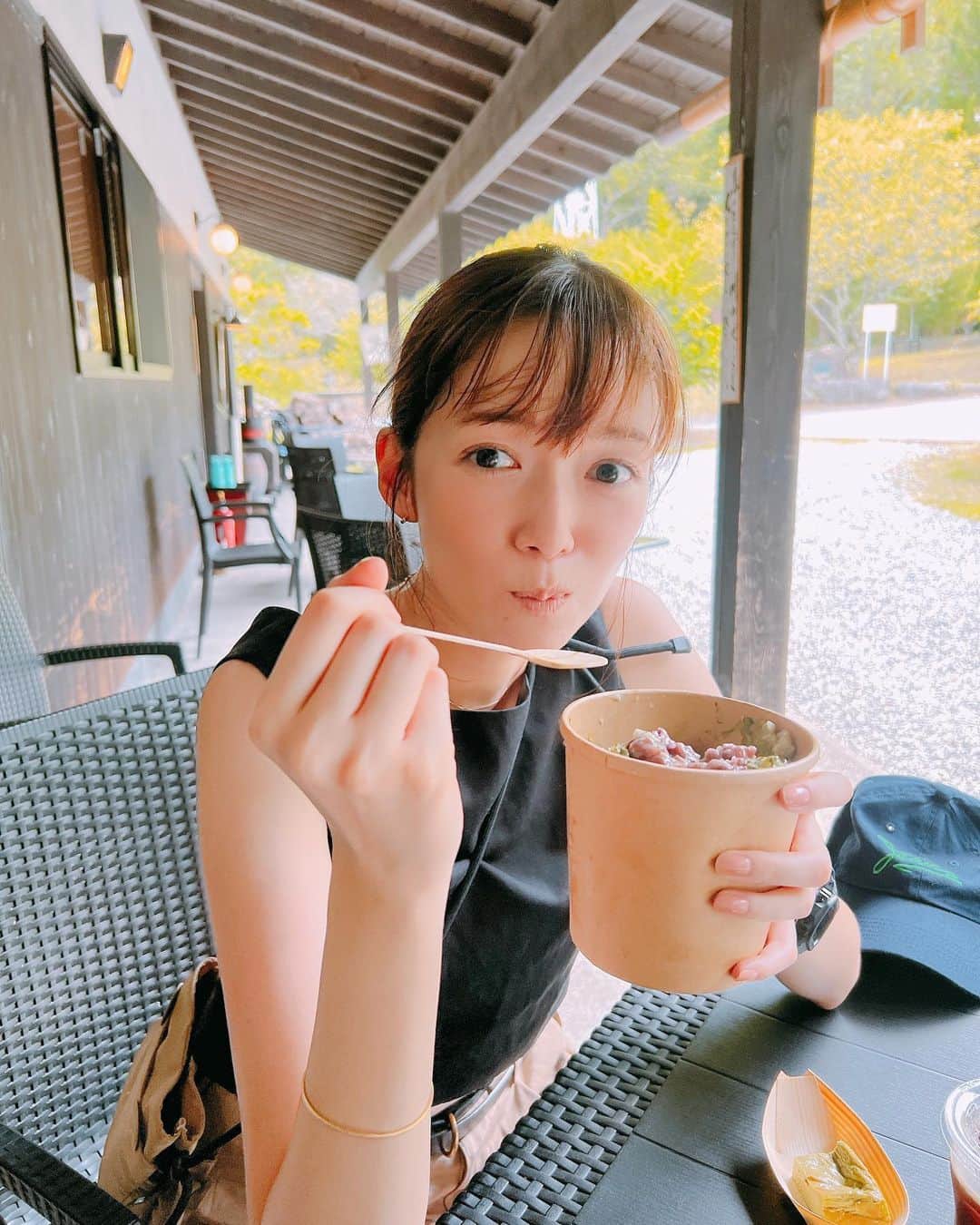 佐藤栞里さんのインスタグラム写真 - (佐藤栞里Instagram)「. 突然やってきた休日にどこへ行こうかと考える時は いつだって食べたいものをまず浮かべてから。 今回は、夏だ！うなぎだ！ ということで静岡県を訪ねることに☺︎ と言いつつも、 毎度おなじみ大きな寄り道をたくさんするわけで うなぎにたどり着くまでに 朝から最高のロケーションの中でかき氷を食べ 憧れのハンバーグも食べ 結局ずっと食べ続けていましたが (そういえばソフトクリームも) ここへ旅に来なければ出会えなかった 美味しいものがたくさんで 弾丸でしたが大満足☺️ は〜〜深呼吸できたな〜〜 #楽しさの具合はでこ汗によるくせ毛たちの遊びでわかる #餃子と焼きそばと塩辛とお茶をお土産に☺︎」8月21日 20時56分 - satoshiori727