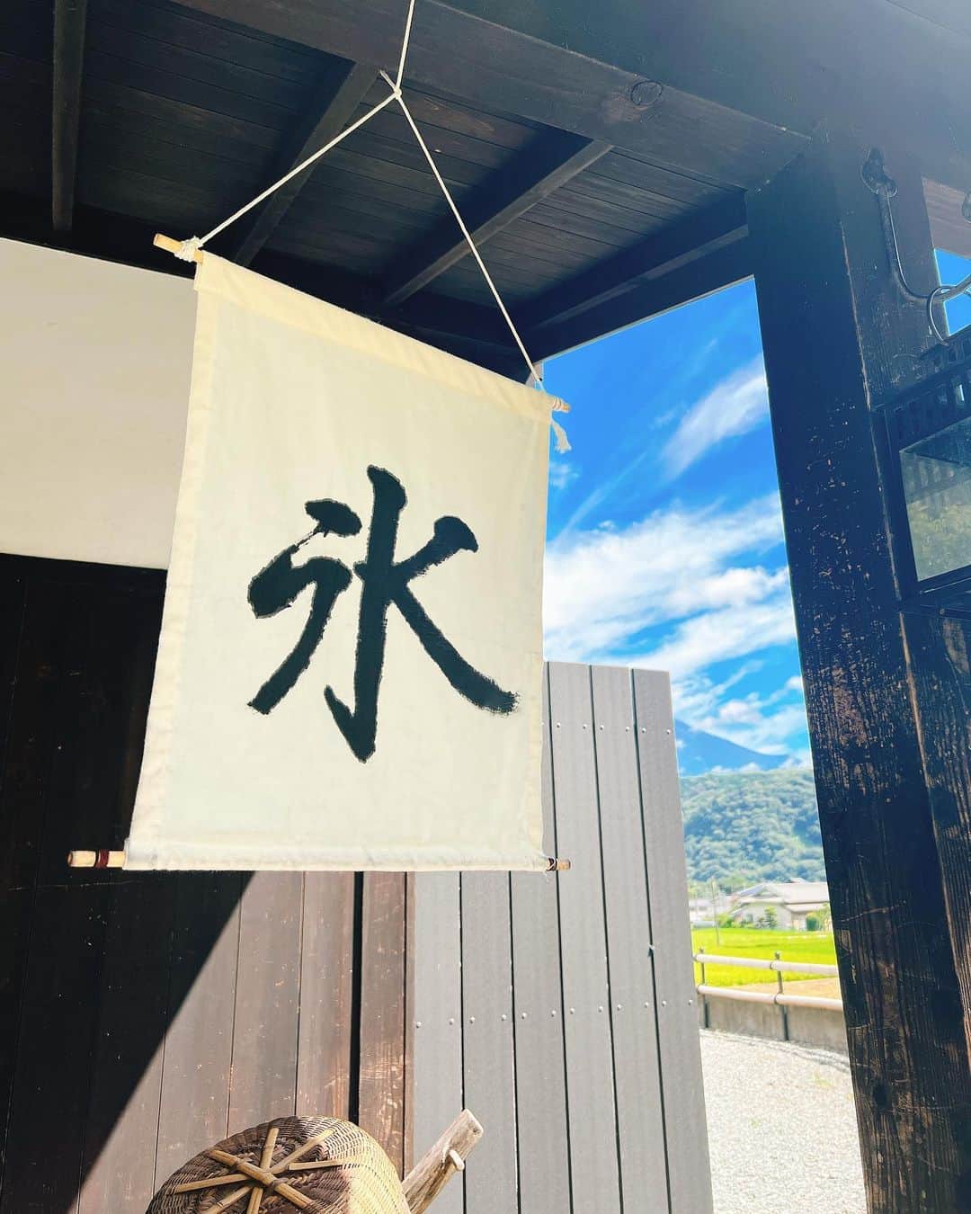佐藤栞里さんのインスタグラム写真 - (佐藤栞里Instagram)「. 突然やってきた休日にどこへ行こうかと考える時は いつだって食べたいものをまず浮かべてから。 今回は、夏だ！うなぎだ！ ということで静岡県を訪ねることに☺︎ と言いつつも、 毎度おなじみ大きな寄り道をたくさんするわけで うなぎにたどり着くまでに 朝から最高のロケーションの中でかき氷を食べ 憧れのハンバーグも食べ 結局ずっと食べ続けていましたが (そういえばソフトクリームも) ここへ旅に来なければ出会えなかった 美味しいものがたくさんで 弾丸でしたが大満足☺️ は〜〜深呼吸できたな〜〜 #楽しさの具合はでこ汗によるくせ毛たちの遊びでわかる #餃子と焼きそばと塩辛とお茶をお土産に☺︎」8月21日 20時56分 - satoshiori727