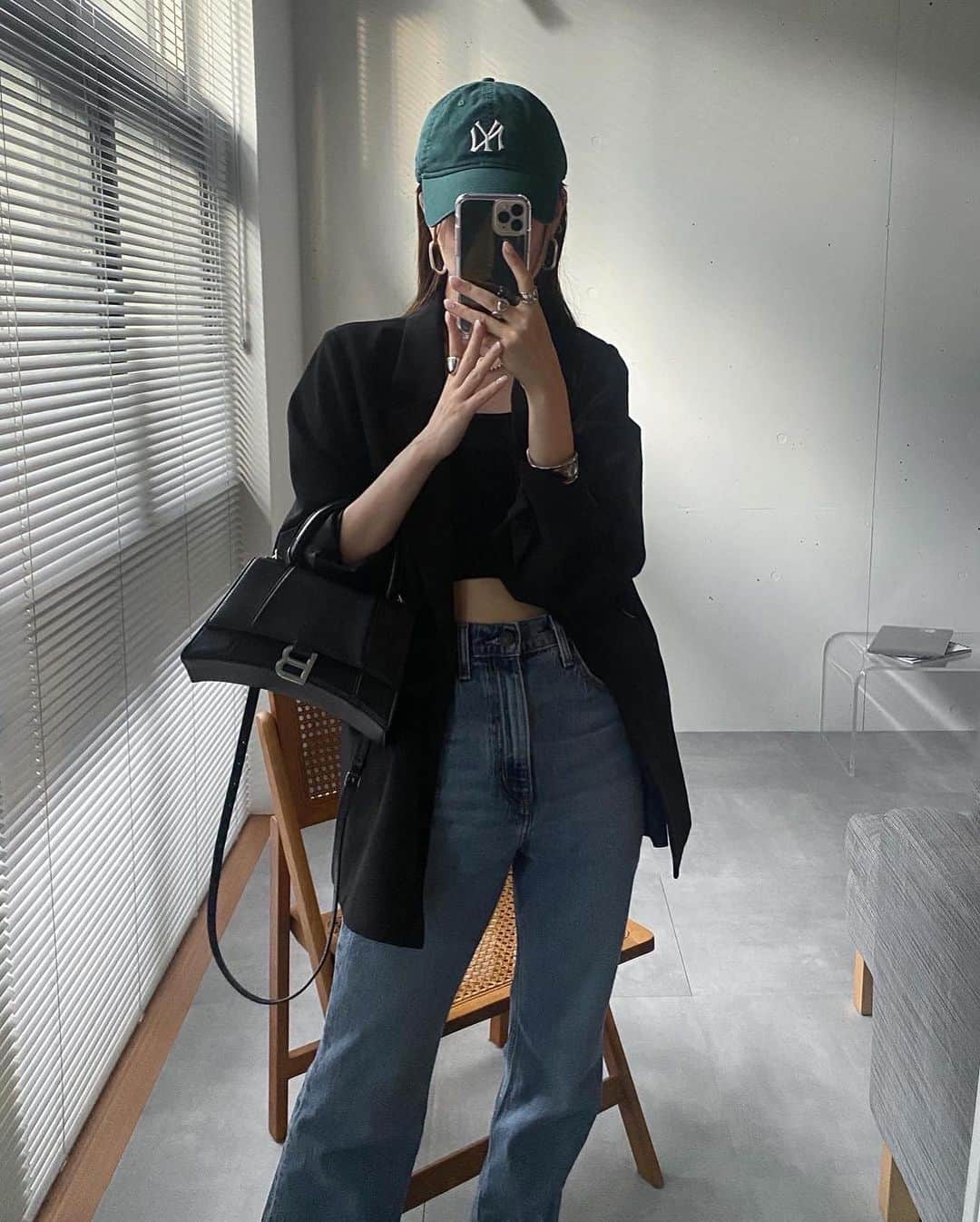 影山可蓮さんのインスタグラム写真 - (影山可蓮Instagram)「・ outfit 👖🧃 ・ ・ 季節の境目で着たいジャケットコーデ〜👌🏼👌🏼 ・ 🏷 JACKET @pageboy_pr  TOPS @uniqlo_jp  DENIM @levis_japan  CAP @newerajapan  BAG @balenciaga  SHOES @converse_jp  ・ ・ ・ #outfit #ootd  #minimalstyle #minimalfashion #classicstyle #simpleoutfit #everydaylook」8月21日 21時13分 - karenoutfits