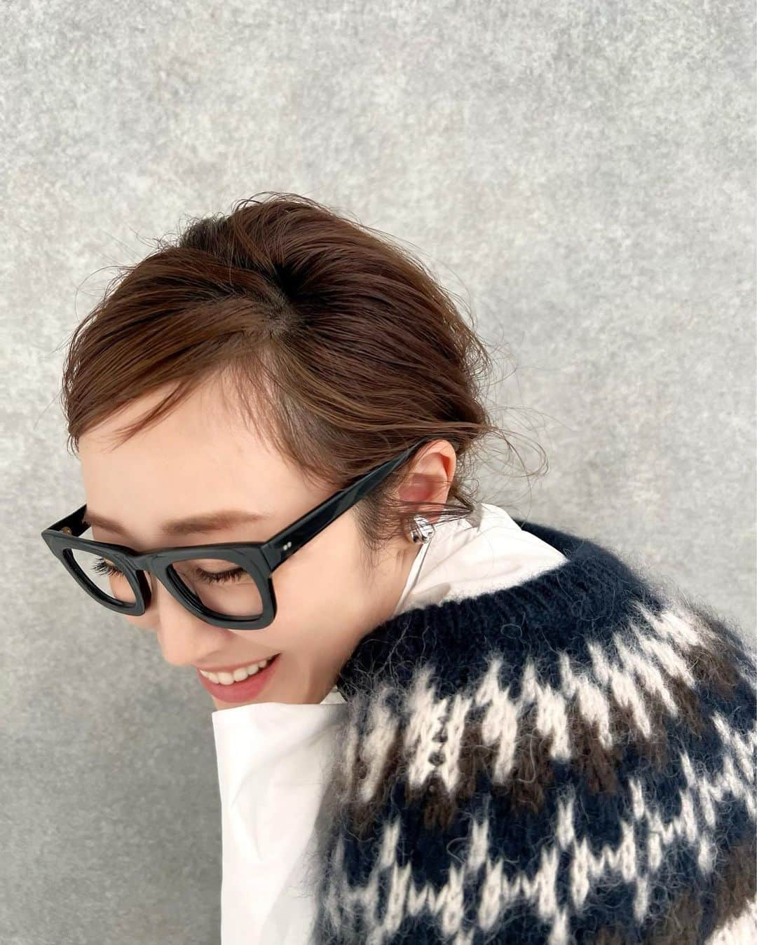 神崎恵さんのインスタグラム写真 - (神崎恵Instagram)「・ プライベートでも選ぶことの多い太フレームの👓 9：1に分けた髪に合わせてみました。 秋冬は、ニットやスエット＋ボウタイブラウスに合わせて楽しむ予定です👓 @zekikoyasuko さんのスタイリングはいつも楽しくて勉強になる❤️‍🔥」8月21日 21時28分 - megumi_kanzaki